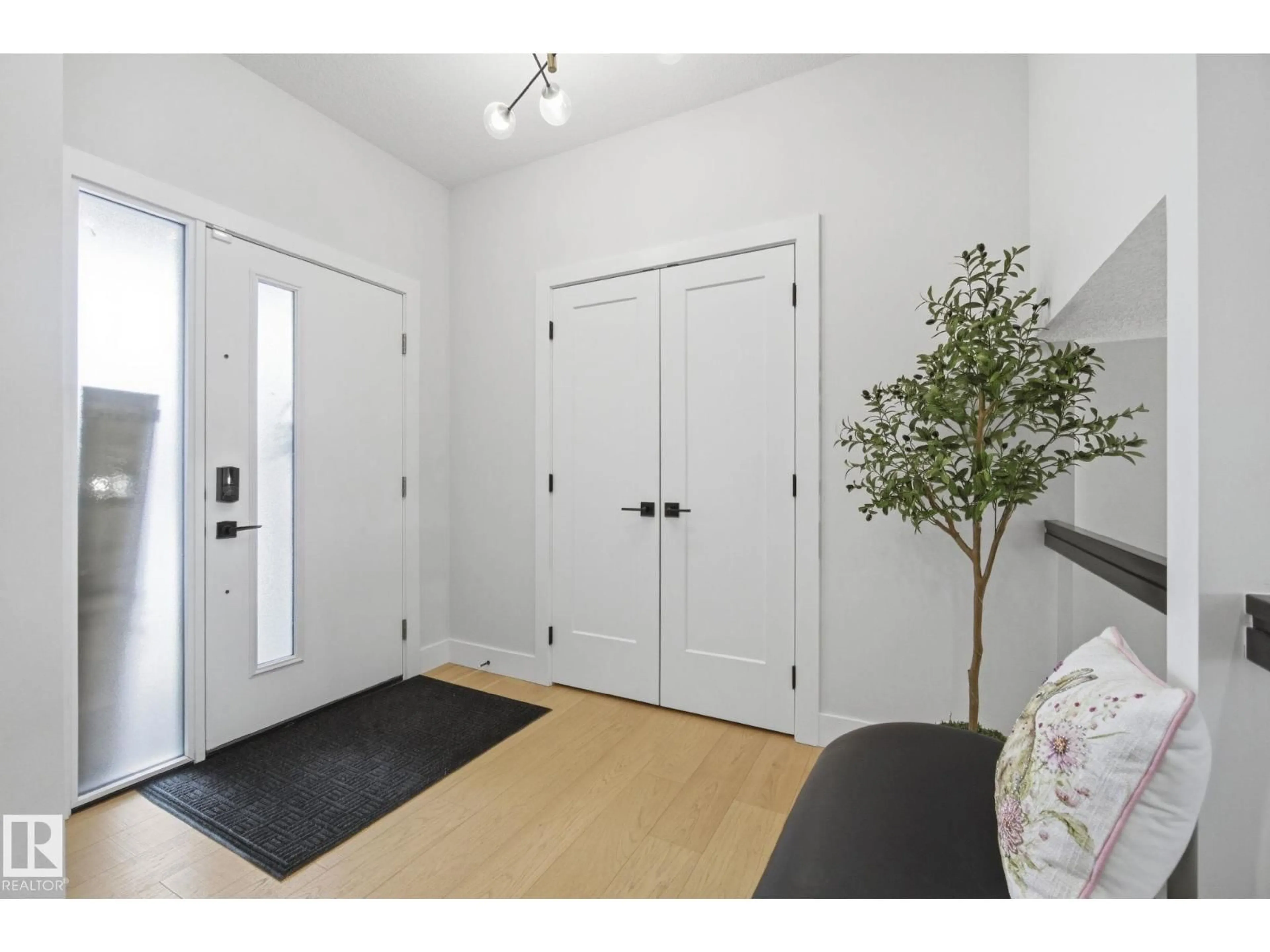 Indoor entryway for NW - 9831 223 ST, Edmonton Alberta T5T7B6
