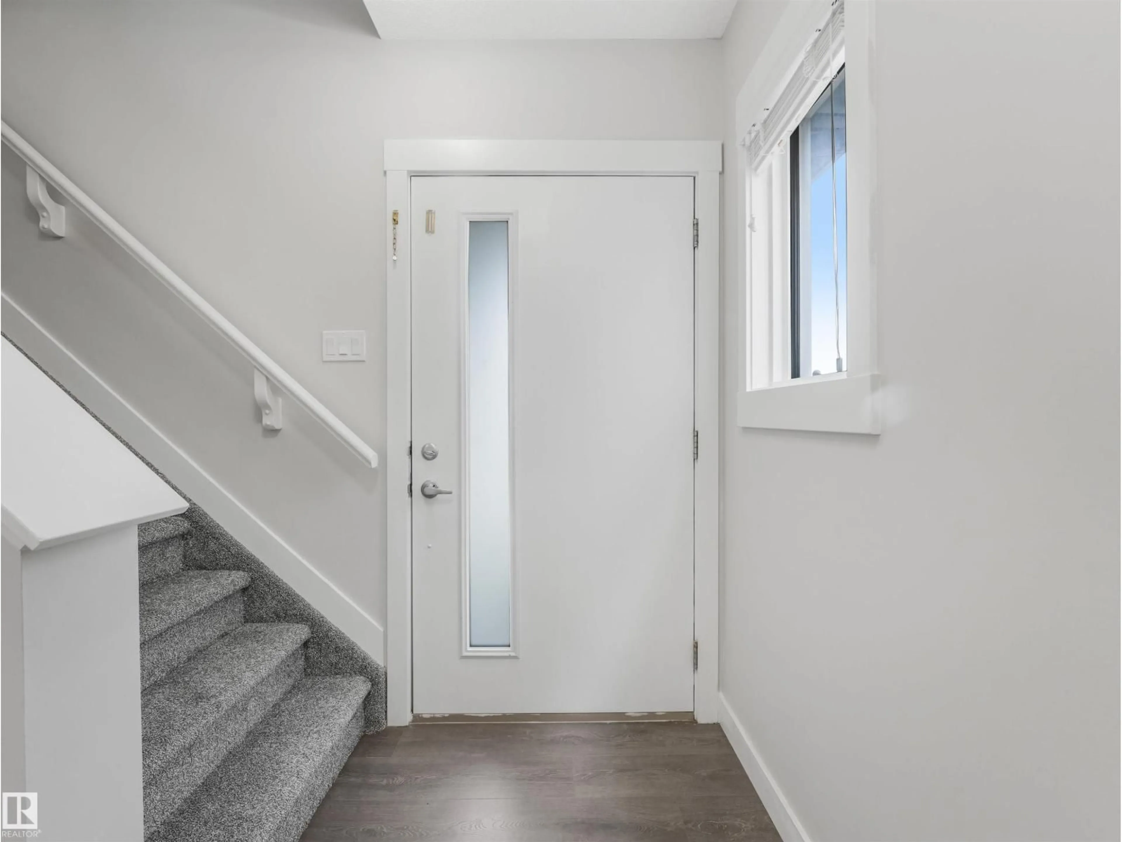 Indoor entryway for 20507 99 AV, Edmonton Alberta T5T7L5