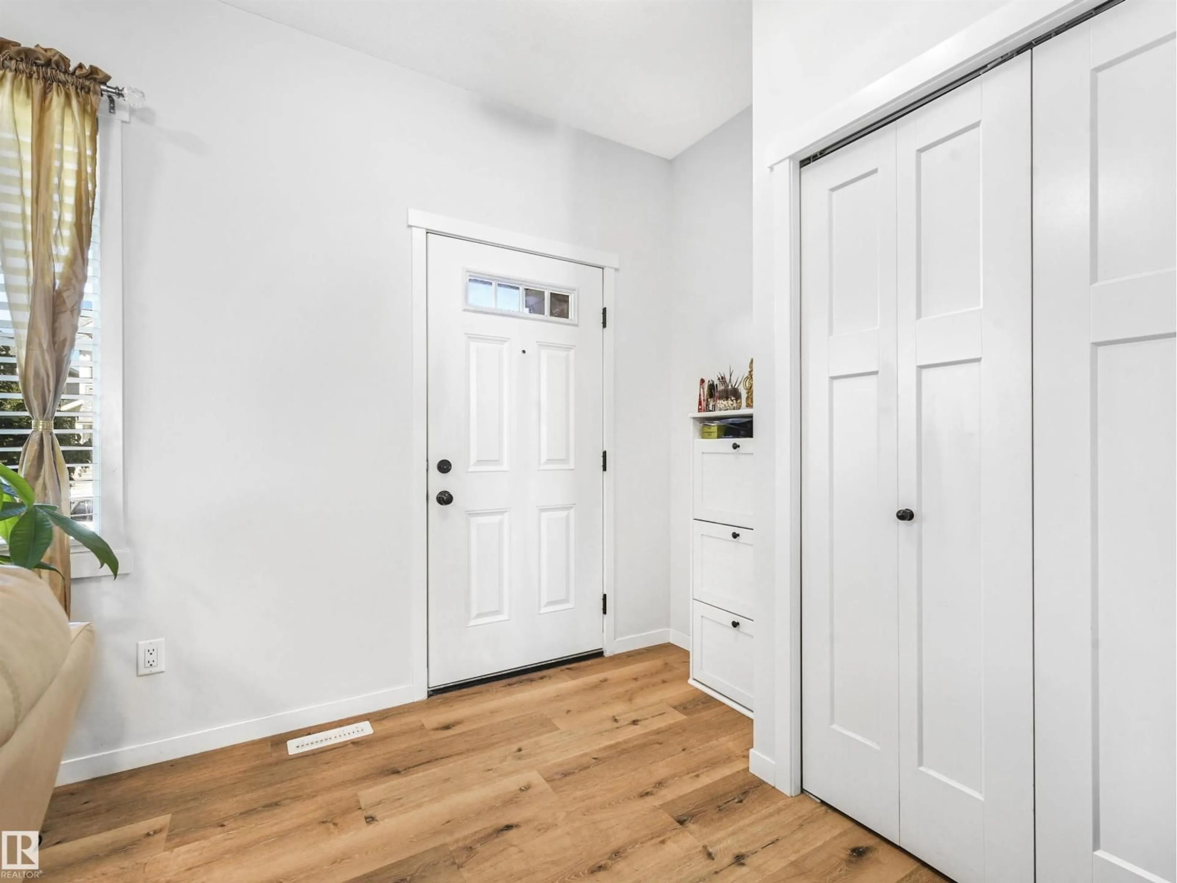 Indoor entryway for 9311 226 ST, Edmonton Alberta T5T7R5