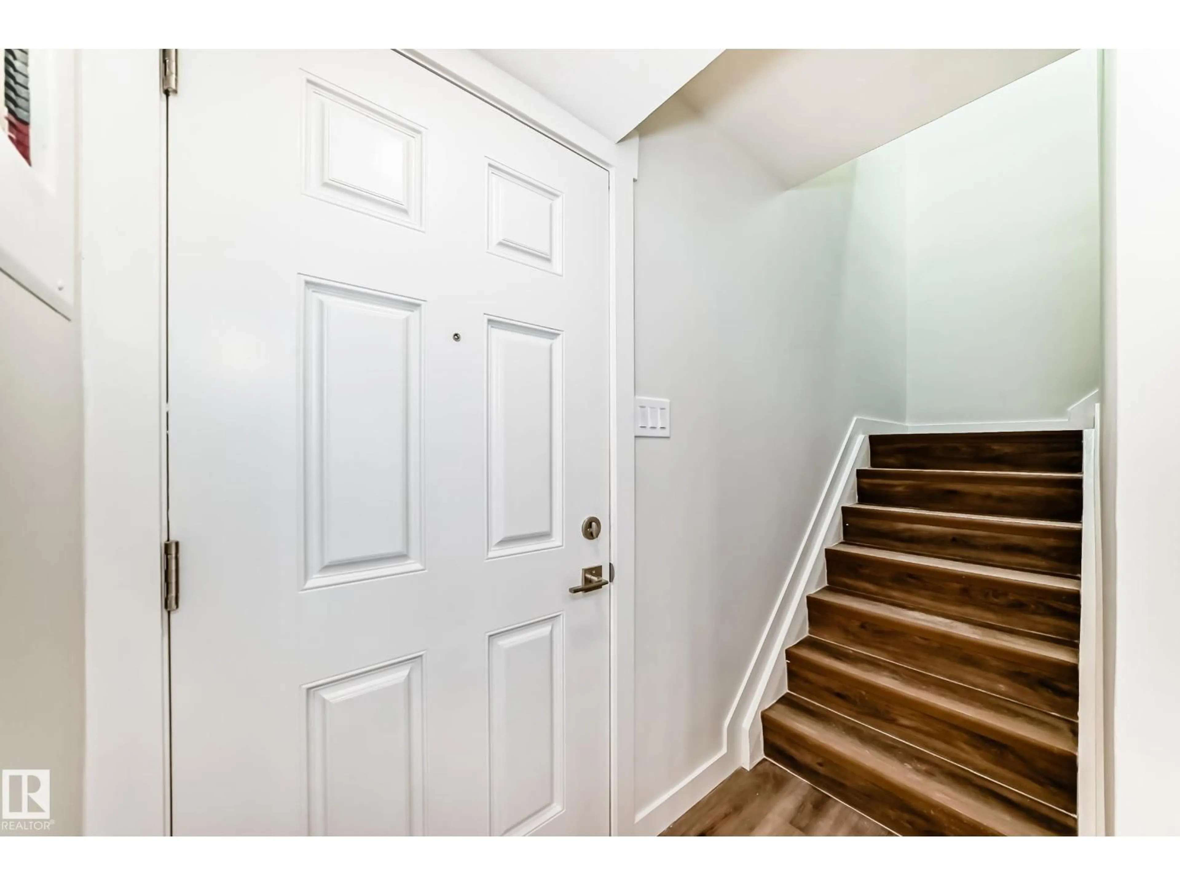 Indoor entryway for 1488 LAKEWOOD RD, Edmonton Alberta T6K3M2