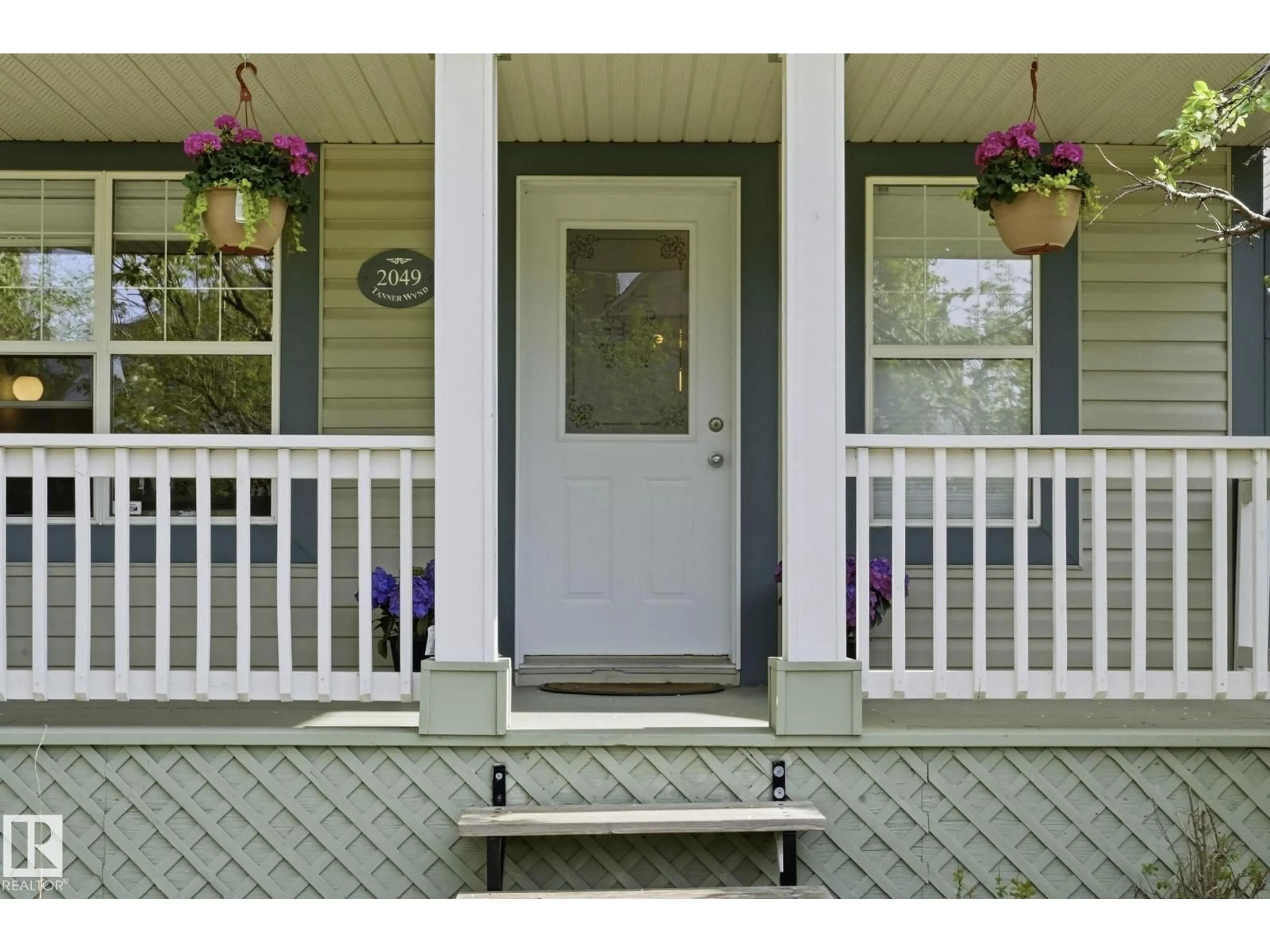 Indoor entryway for 2049 TANNER WD, Edmonton Alberta T6R2R4