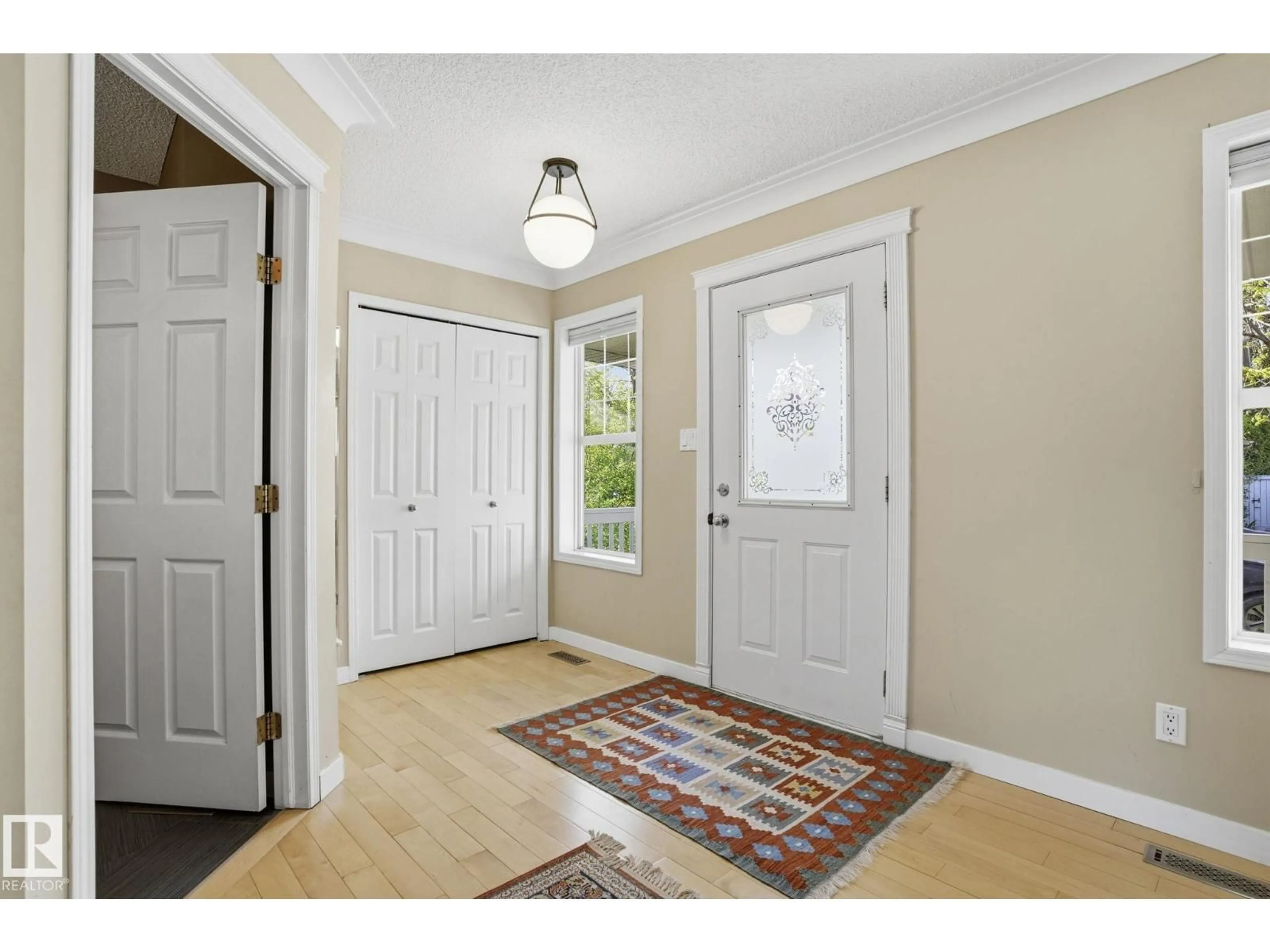 Indoor entryway for 2049 TANNER WD, Edmonton Alberta T6R2R4