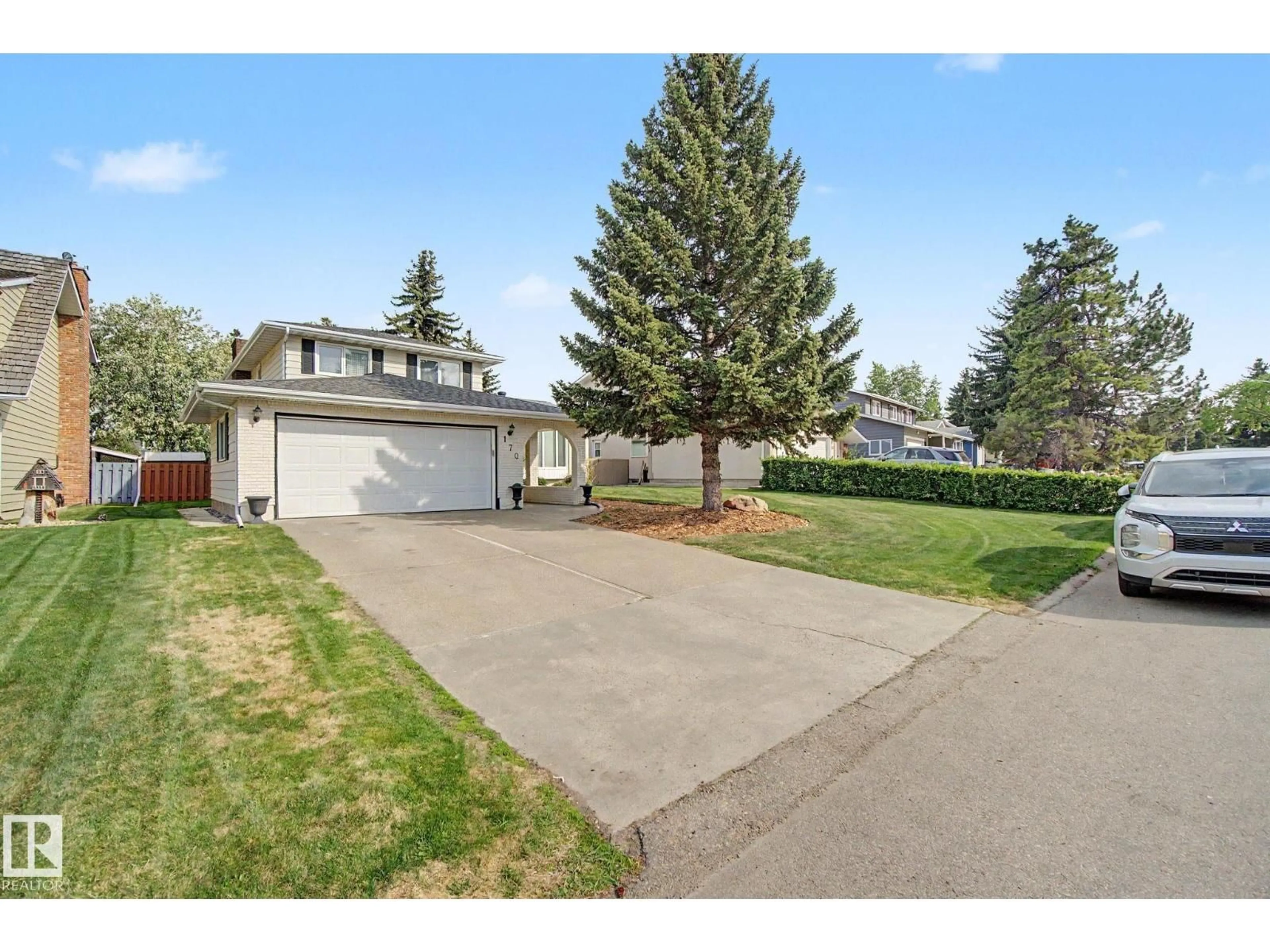 A pic from outside/outdoor area/front of a property/back of a property/a pic from drone, street for 170 WESTRIDGE RD, Edmonton Alberta T5T1B8