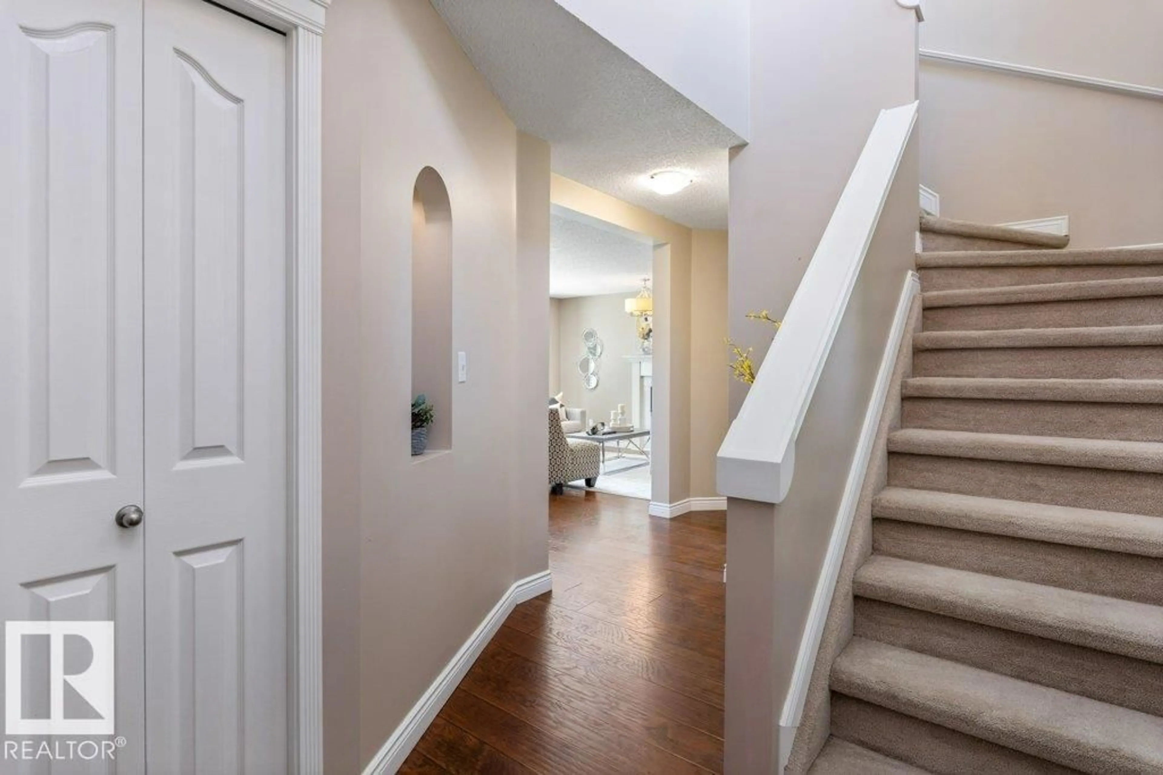 Indoor entryway for 1119 POTTER GREENS NW, Edmonton Alberta T5T6A5