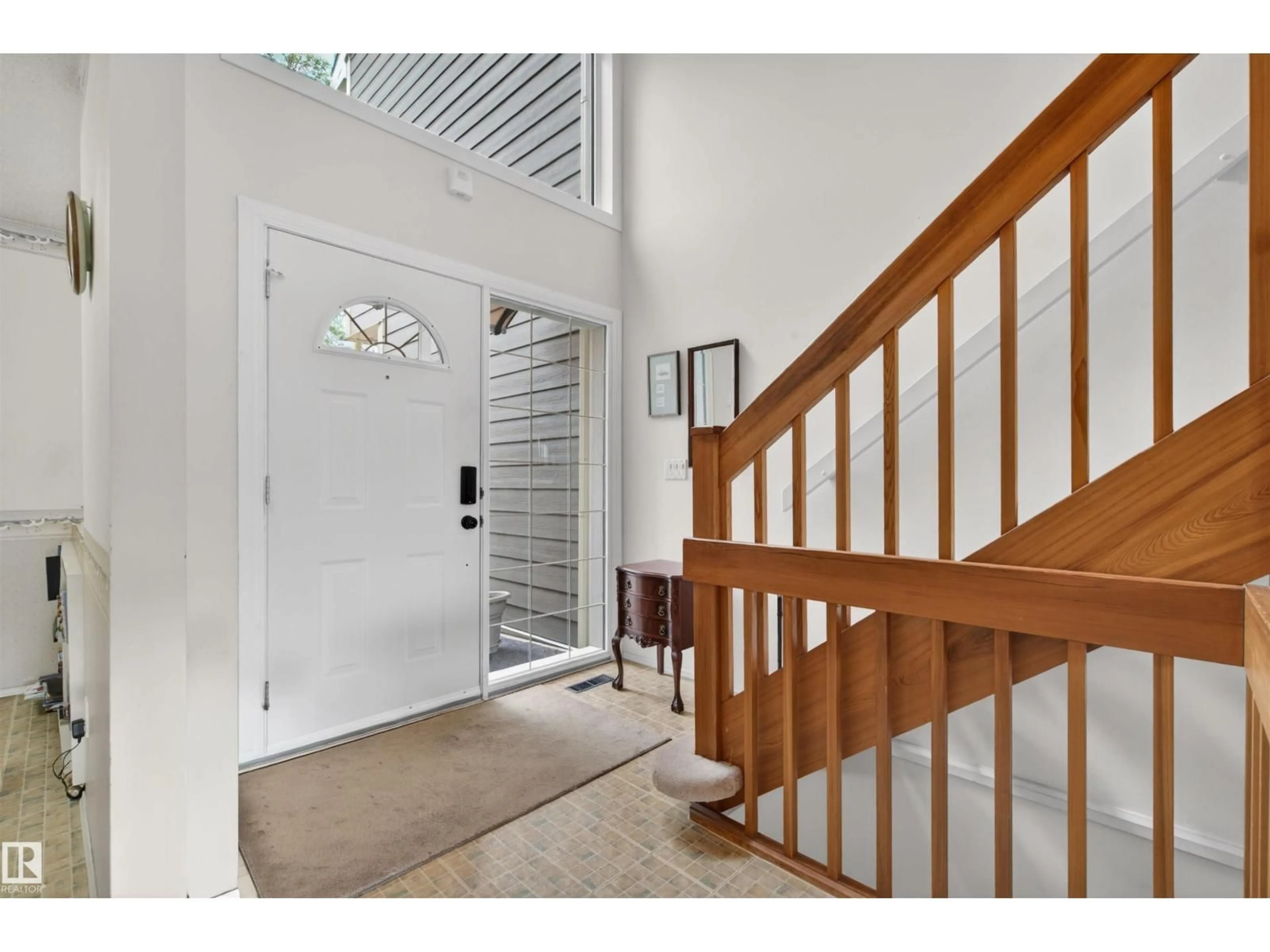 Indoor entryway for 2705 124 ST, Edmonton Alberta T6J4T2