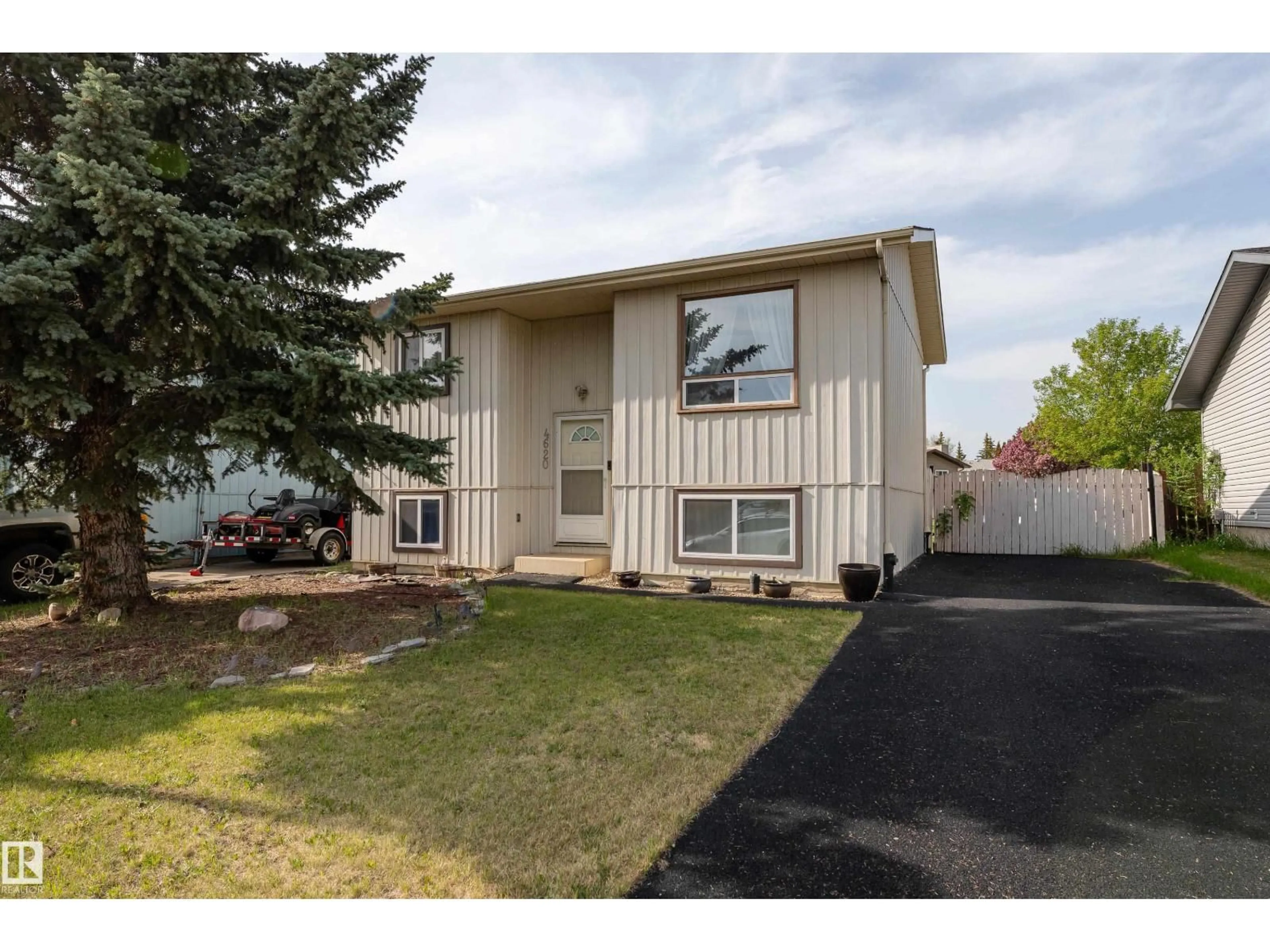 Home with vinyl exterior material, street for NW - 4620 37A AV, Edmonton Alberta T6L3A6