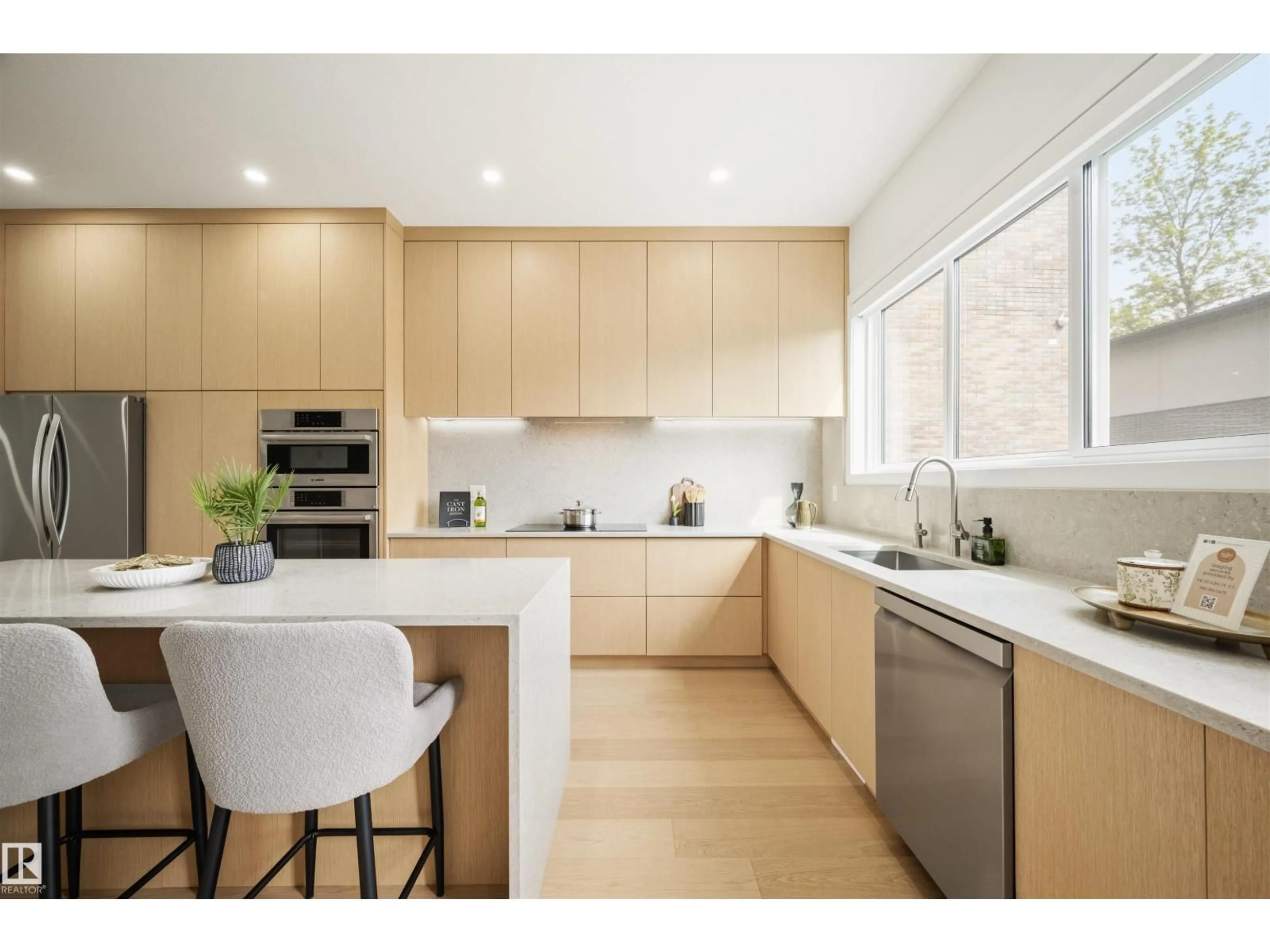 Contemporary kitchen, unknown for 14037 104 AV, Edmonton Alberta T5N0W7