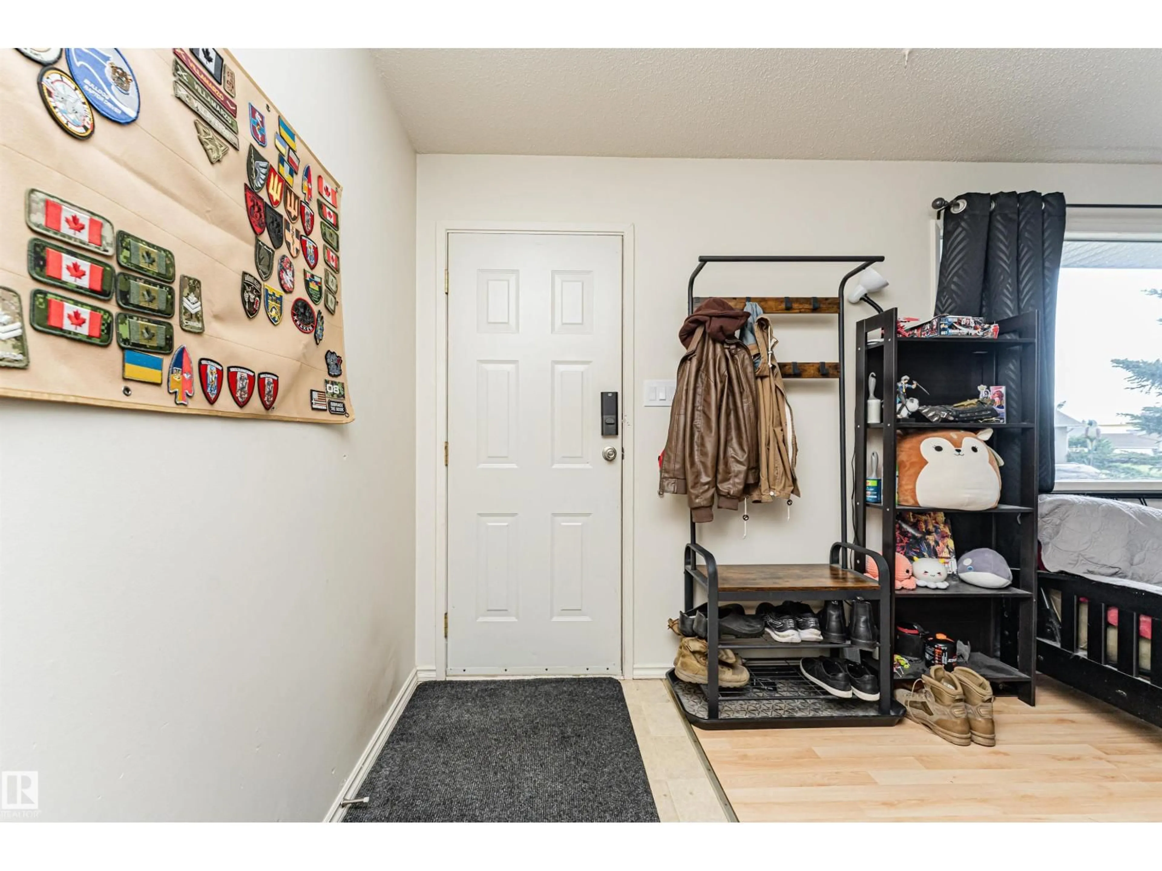 Indoor entryway for 6719 136 AV, Edmonton Alberta T5C2J8