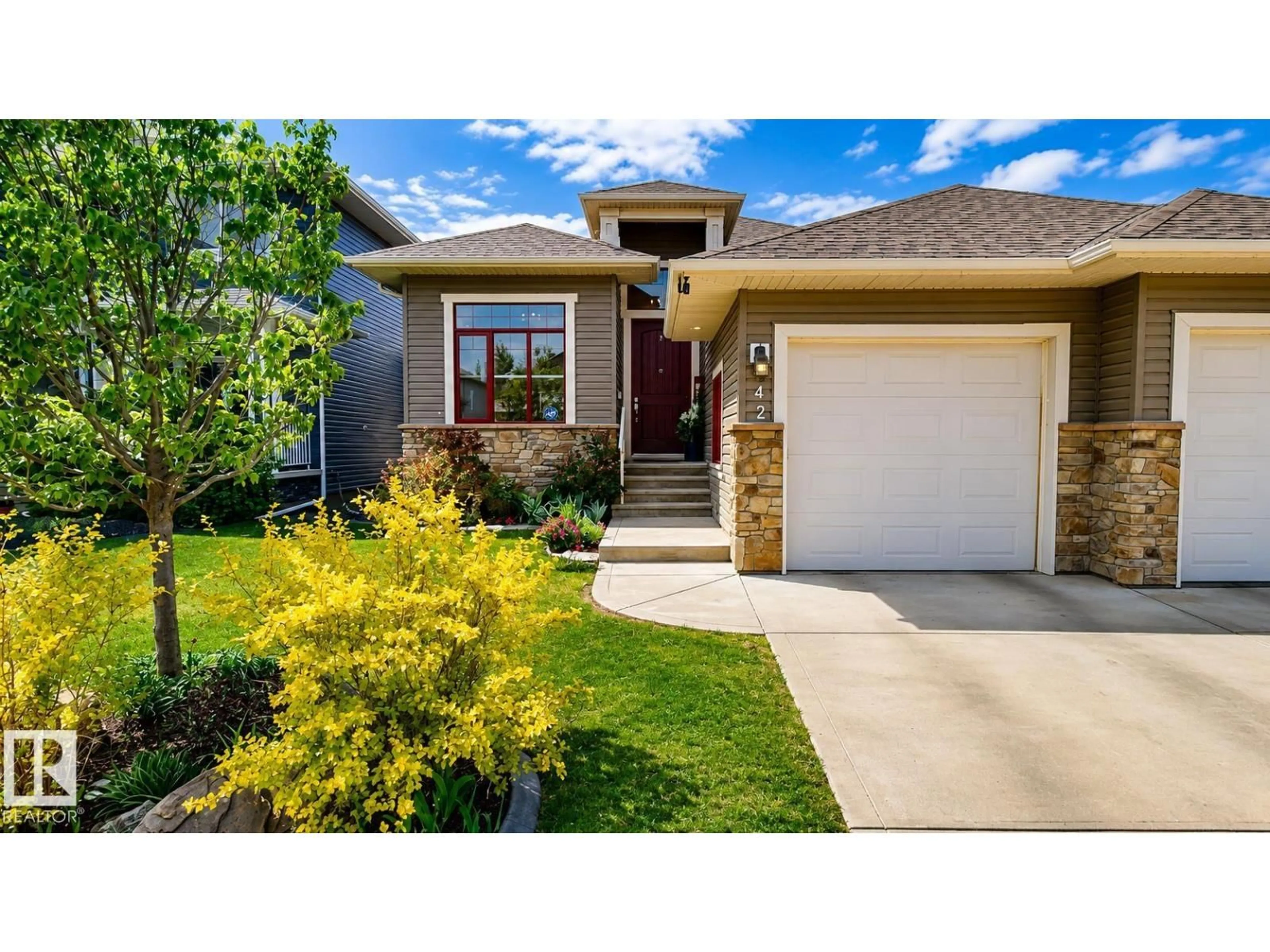 Home with vinyl exterior material, street for 42 COTTONWOOD CR, Fort Saskatchewan Alberta T8L0H8