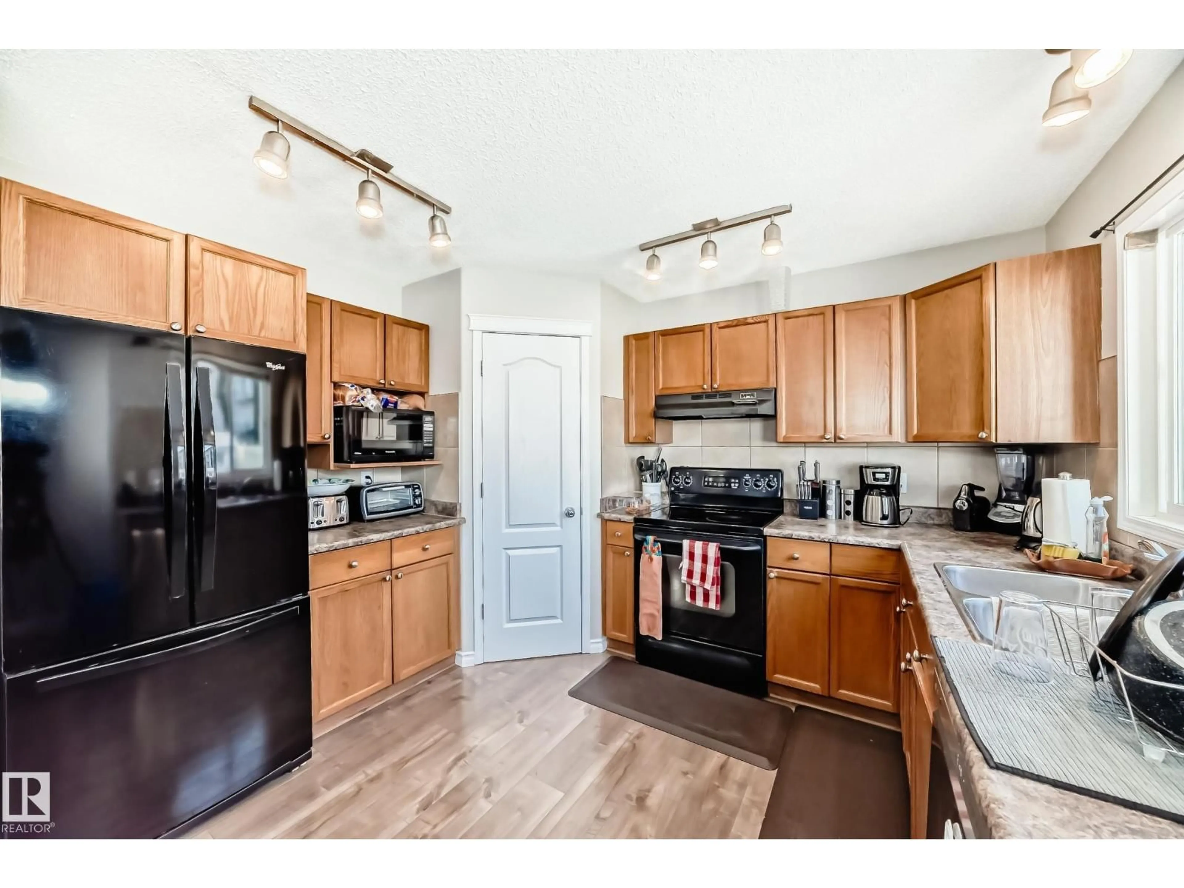 Standard kitchen, unknown for SW - 7847 7 AV, Edmonton Alberta T6X1N3
