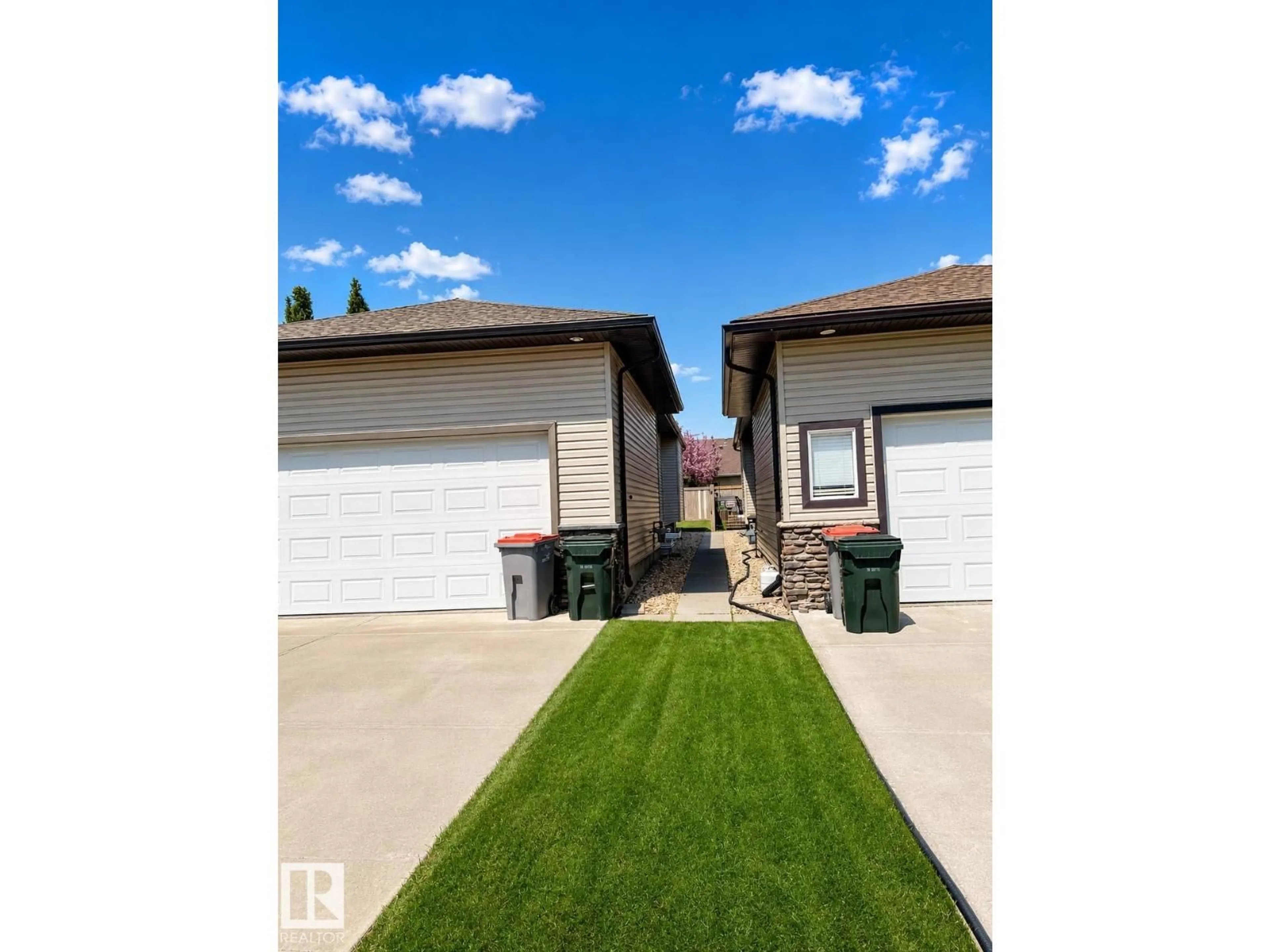 A pic from outside/outdoor area/front of a property/back of a property/a pic from drone, street for 45 WILLOW WOOD LN, Stony Plain Alberta T7Z0E3