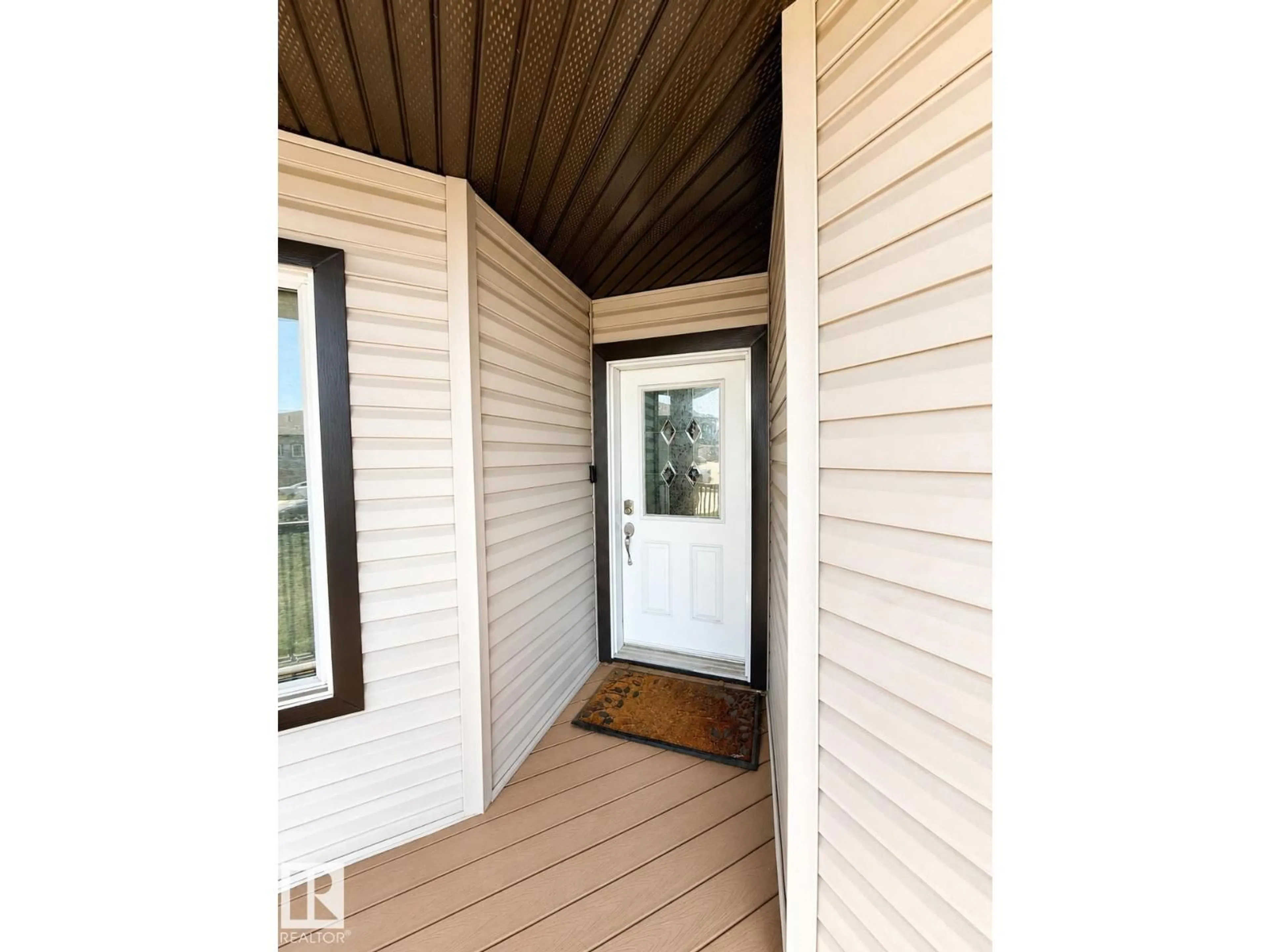Indoor entryway for 45 WILLOW WOOD LN, Stony Plain Alberta T7Z0E3