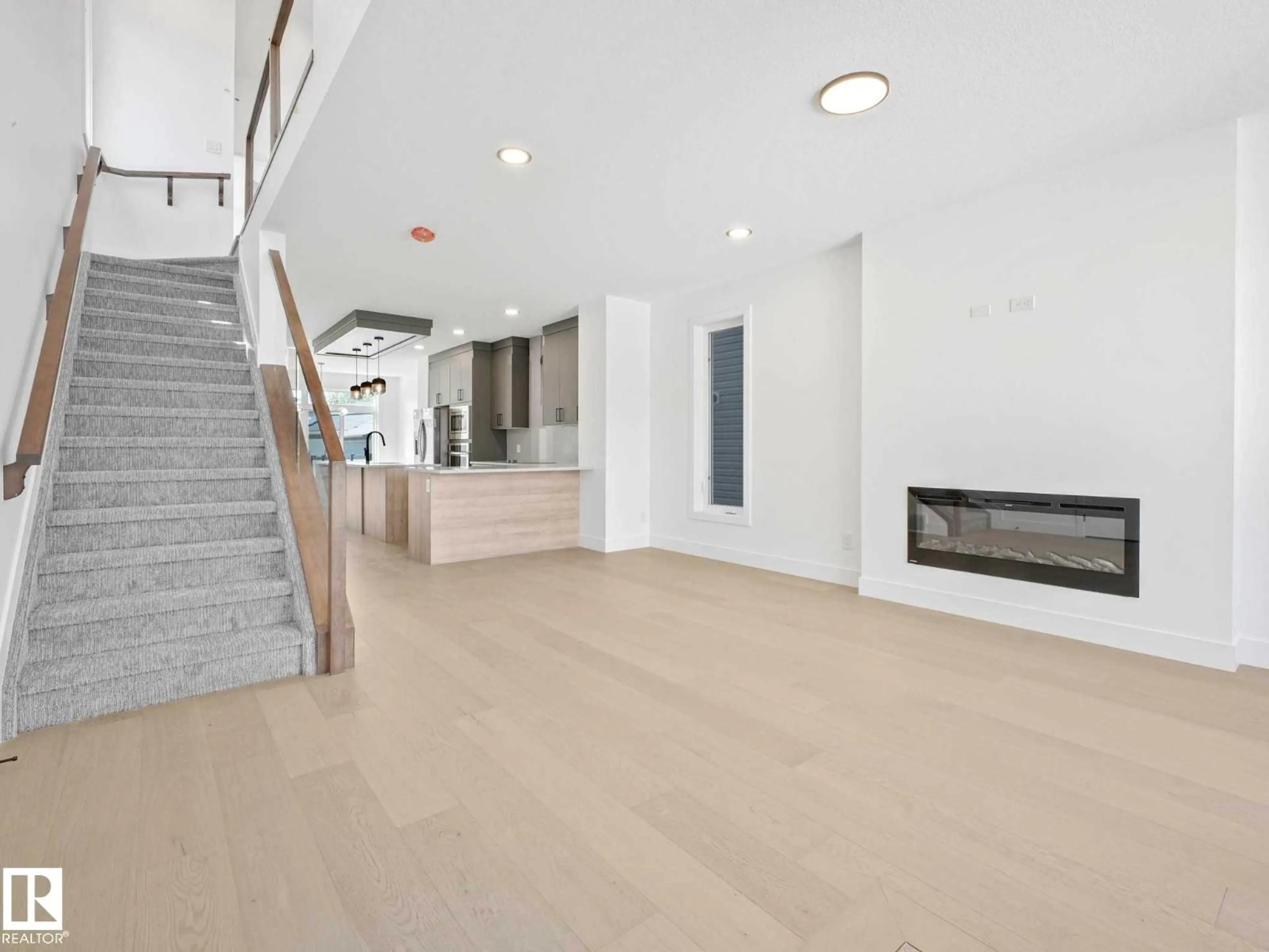 Indoor foyer for 13843 110A AV, Edmonton Alberta T5M2N1