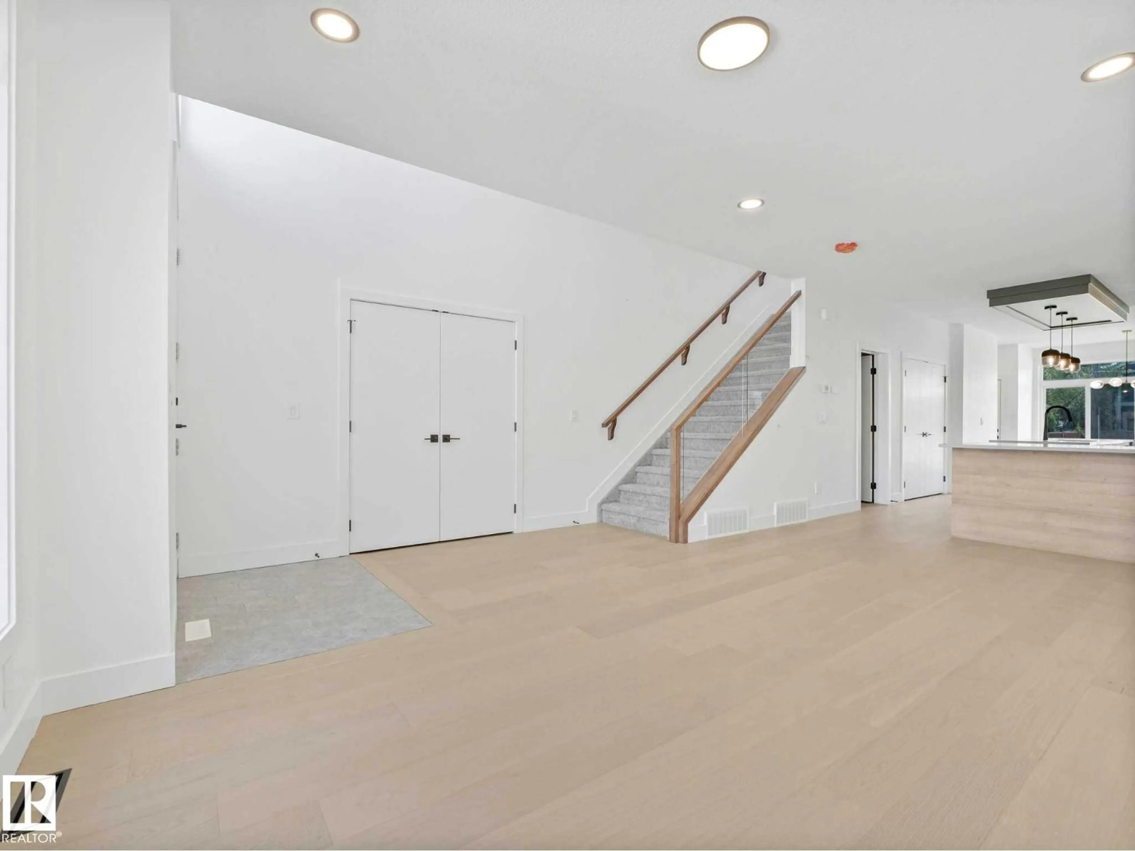 Indoor foyer for 13843 110A AV, Edmonton Alberta T5M2N1