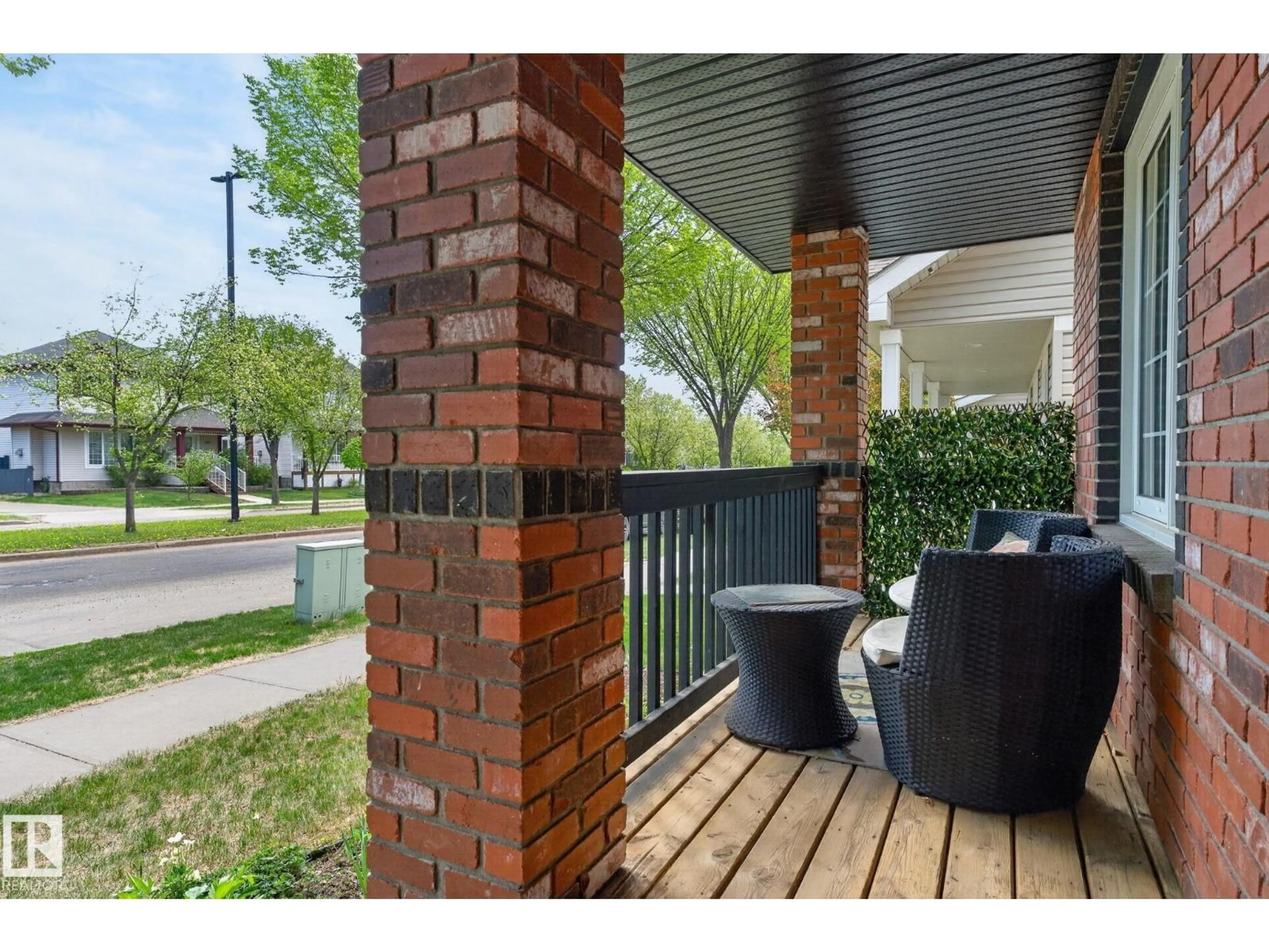 Patio, street for 1844 TOWNE CENTRE BV, Edmonton Alberta T6R3B7
