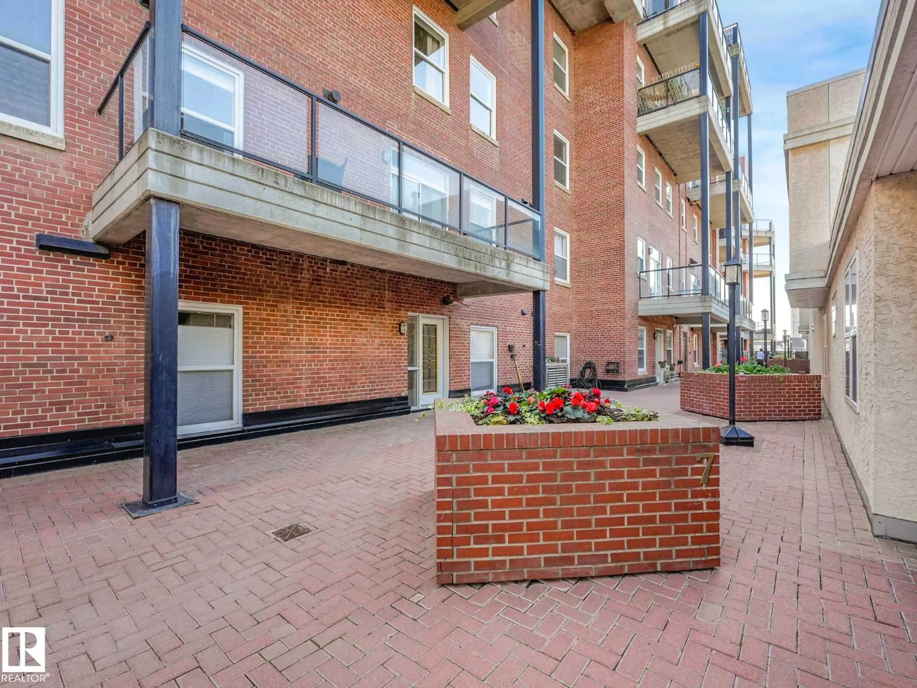 Patio, building for 110 - 10728 82 AV, Edmonton Alberta T6E6P5