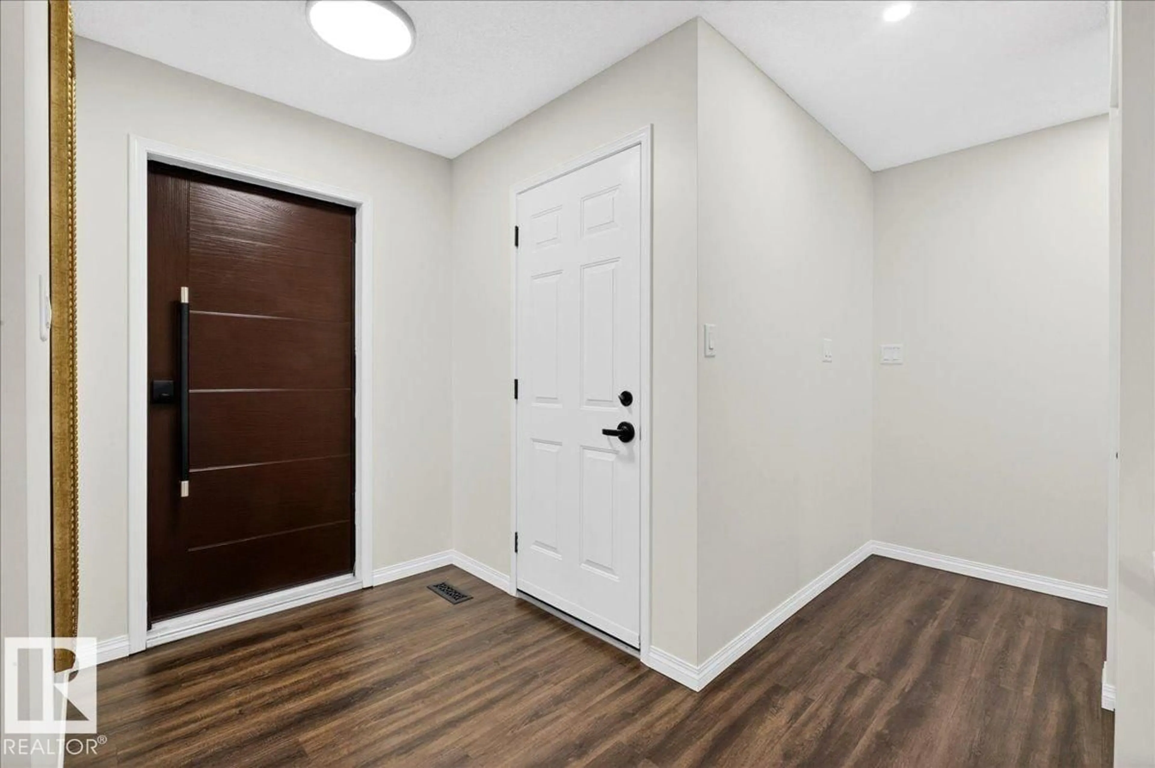 Indoor entryway for NW - 19016 92 AV, Edmonton Alberta T5T5P9