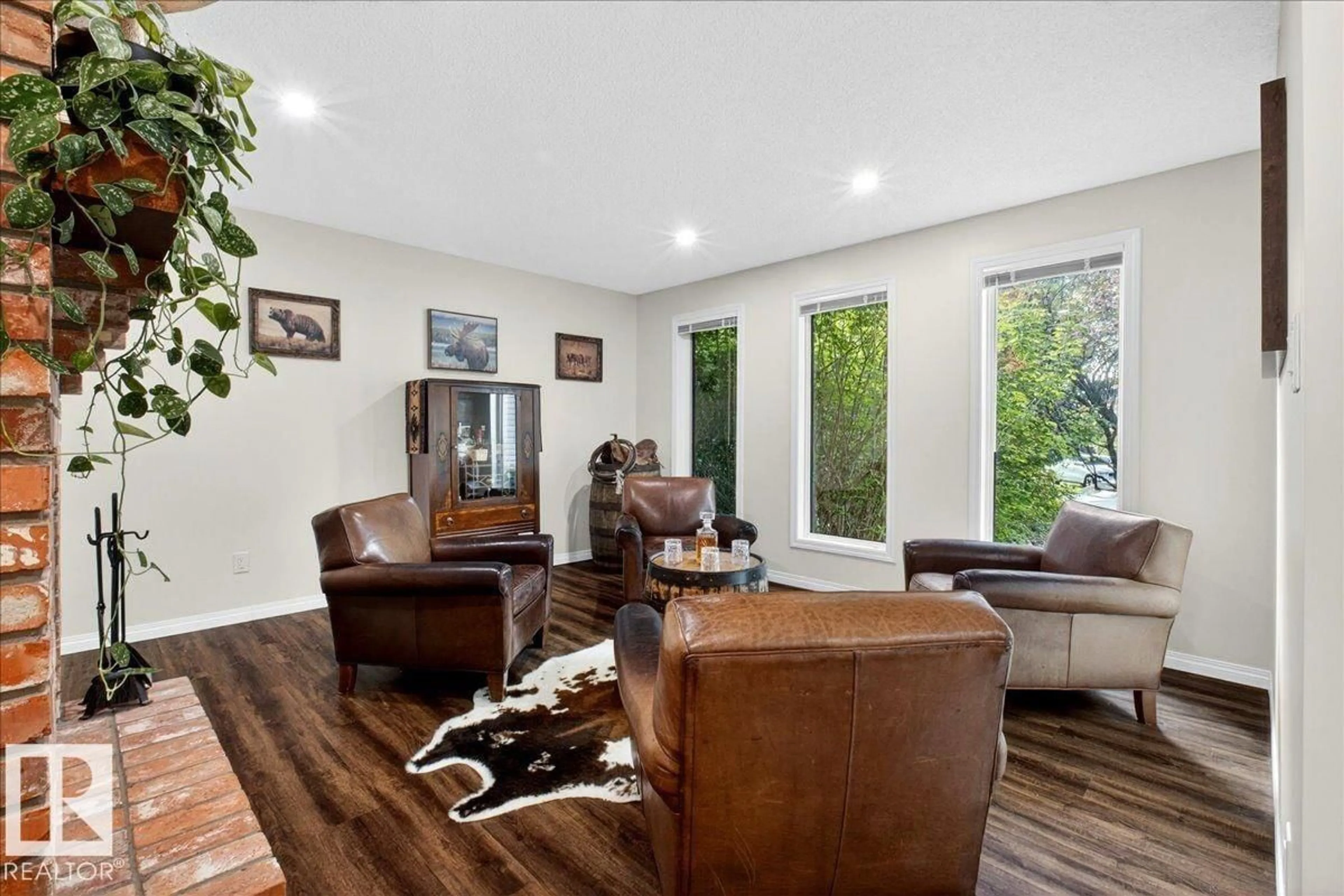 Living room with furniture, wood/laminate floor for NW - 19016 92 AV, Edmonton Alberta T5T5P9