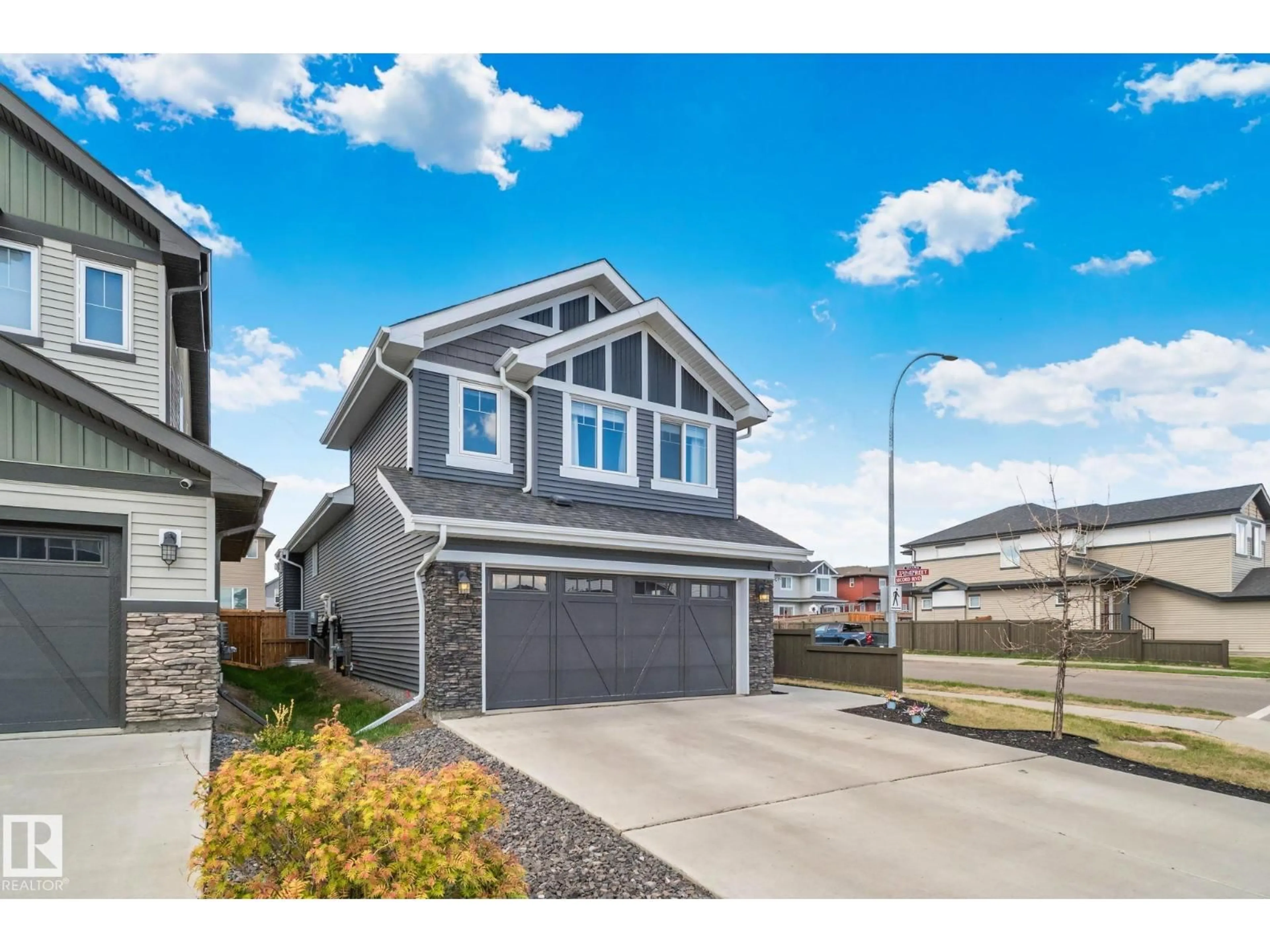 Home with vinyl exterior material, street for NW - 9724 223 ST, Edmonton Alberta T5T7B7