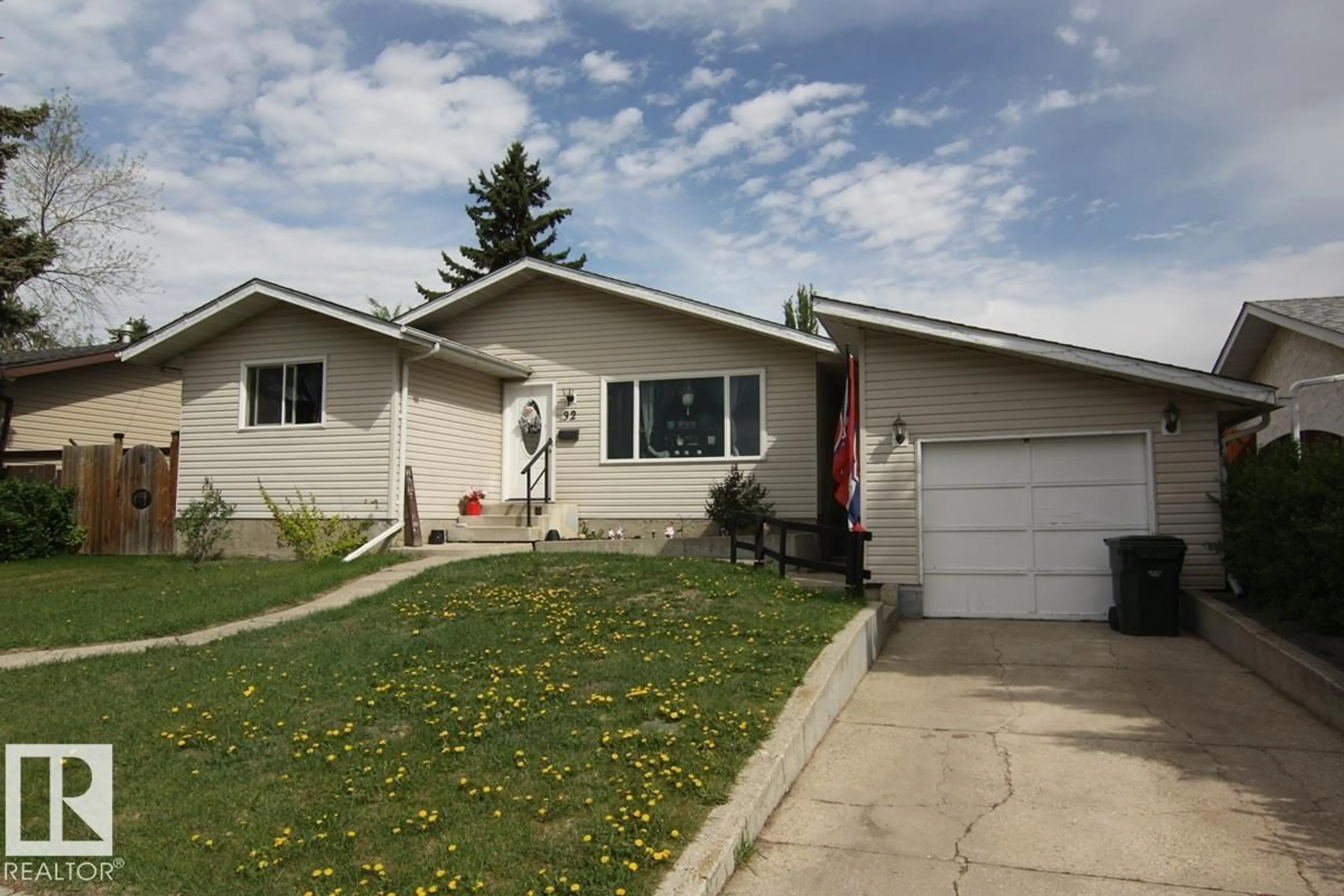 Home with vinyl exterior material, street for 32 GARDEN VALLEY DR, Stony Plain Alberta T7Z1H5