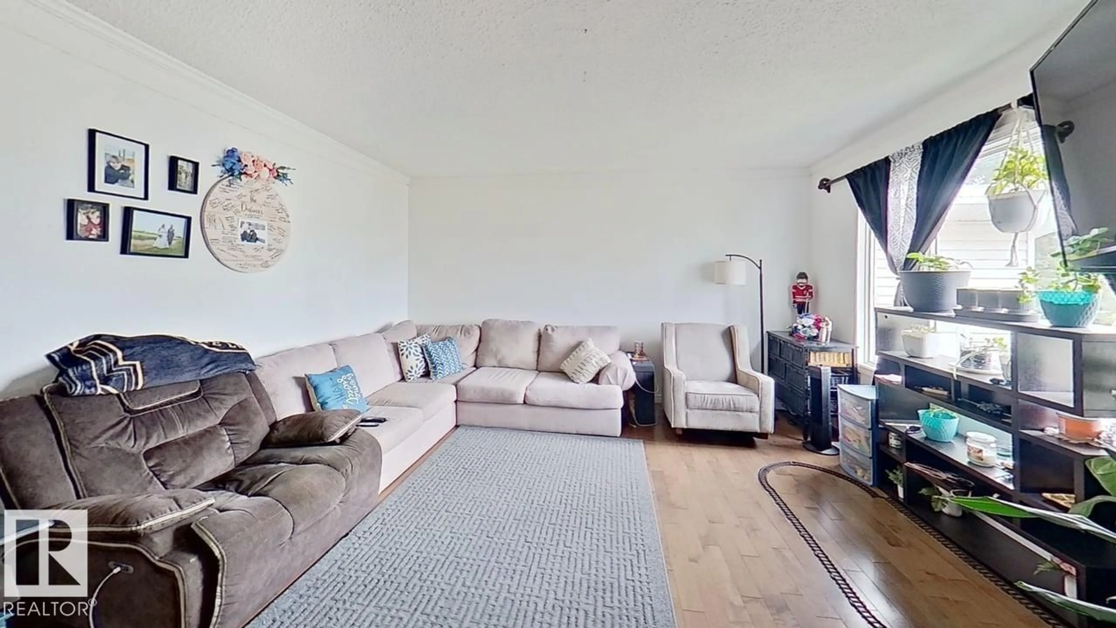 Living room with furniture, unknown for 32 GARDEN VALLEY DR, Stony Plain Alberta T7Z1H5
