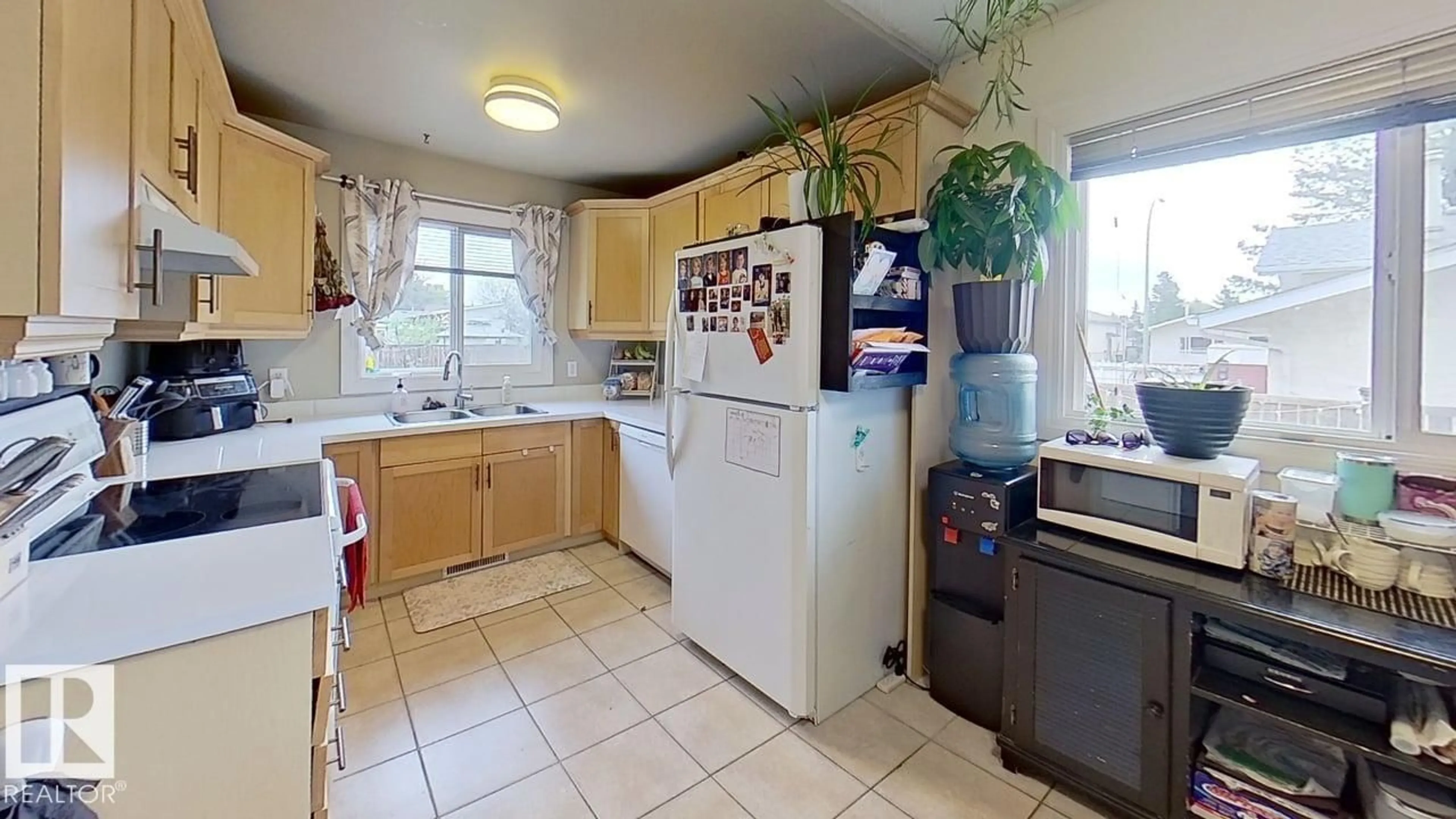 Standard kitchen, unknown for 32 GARDEN VALLEY DR, Stony Plain Alberta T7Z1H5