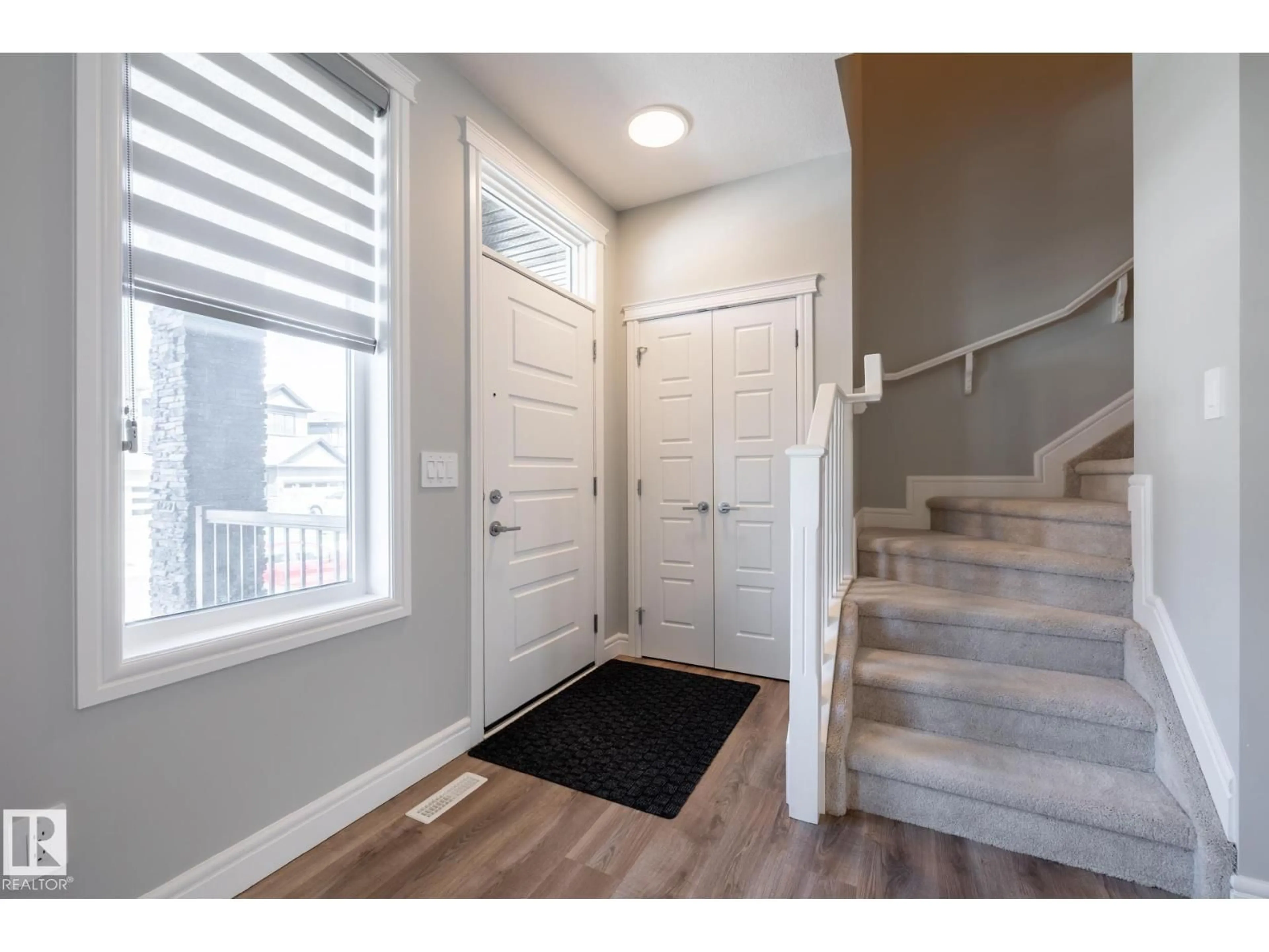Indoor entryway for 1035 GOLDFINCH WY, Edmonton Alberta T5S0R1
