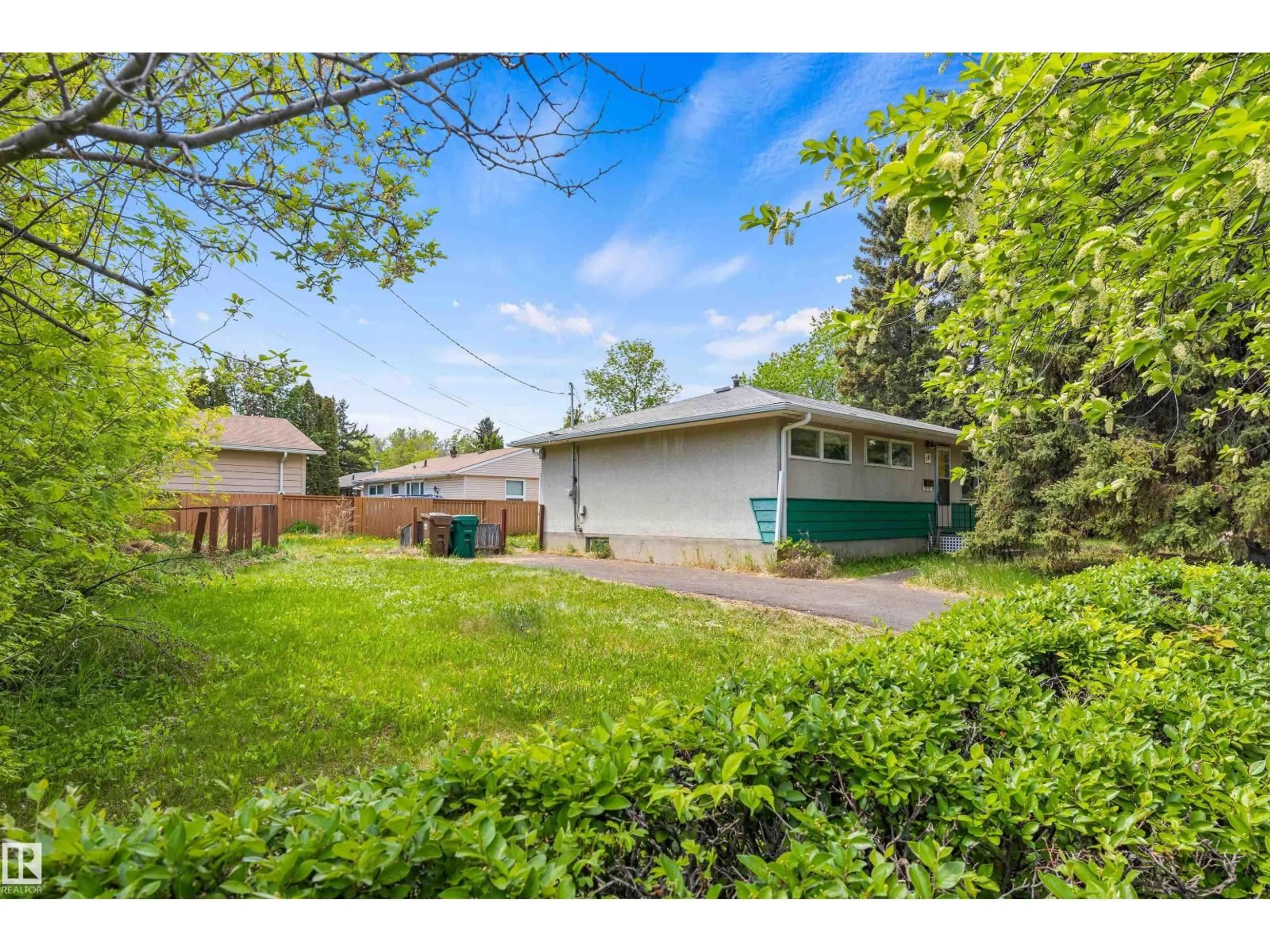 A pic from outside/outdoor area/front of a property/back of a property/a pic from drone, street for 18 SUNNYSIDE CR, St. Albert Alberta T8N0J5