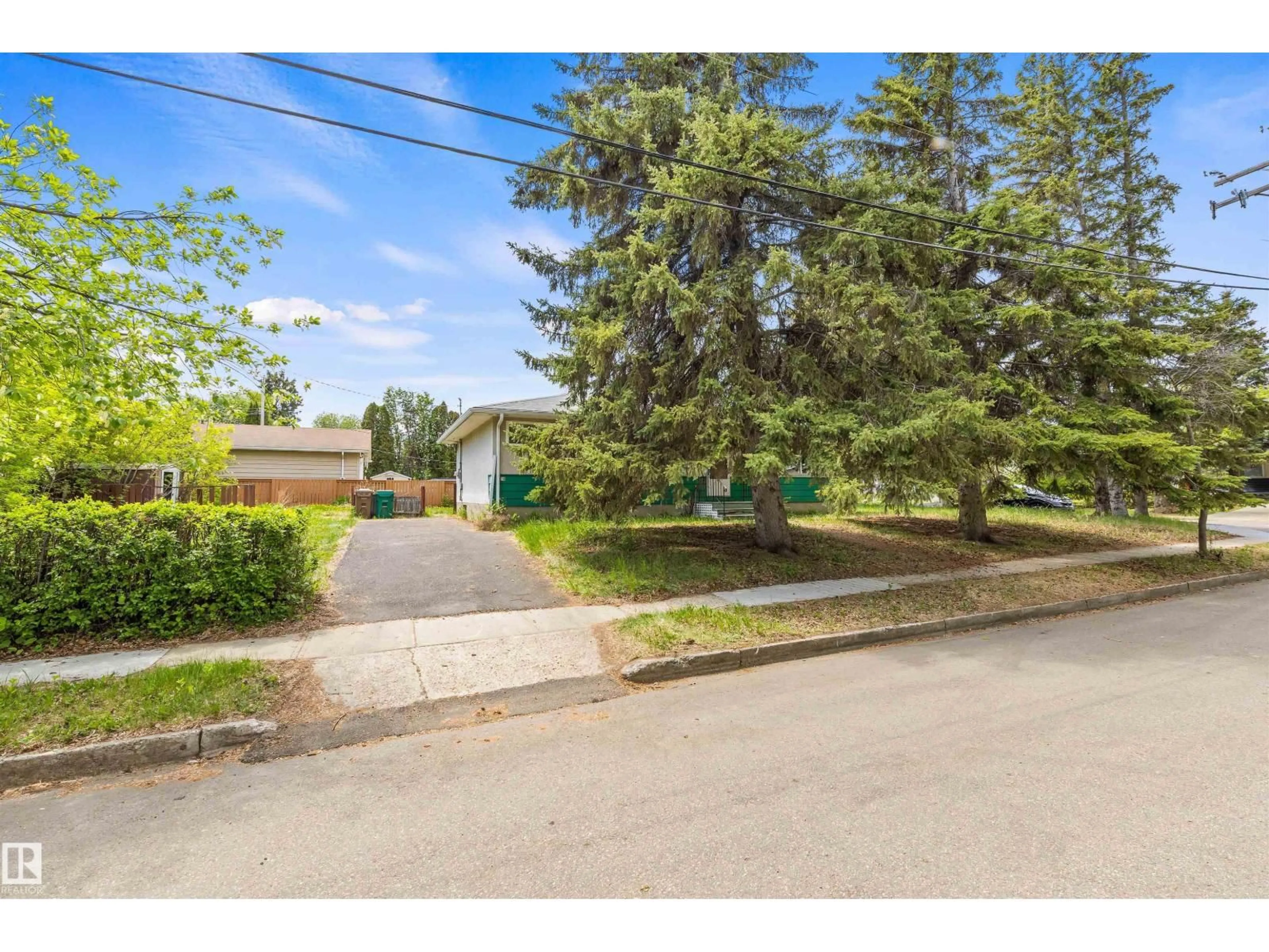 A pic from outside/outdoor area/front of a property/back of a property/a pic from drone, street for 18 SUNNYSIDE CR, St. Albert Alberta T8N0J5