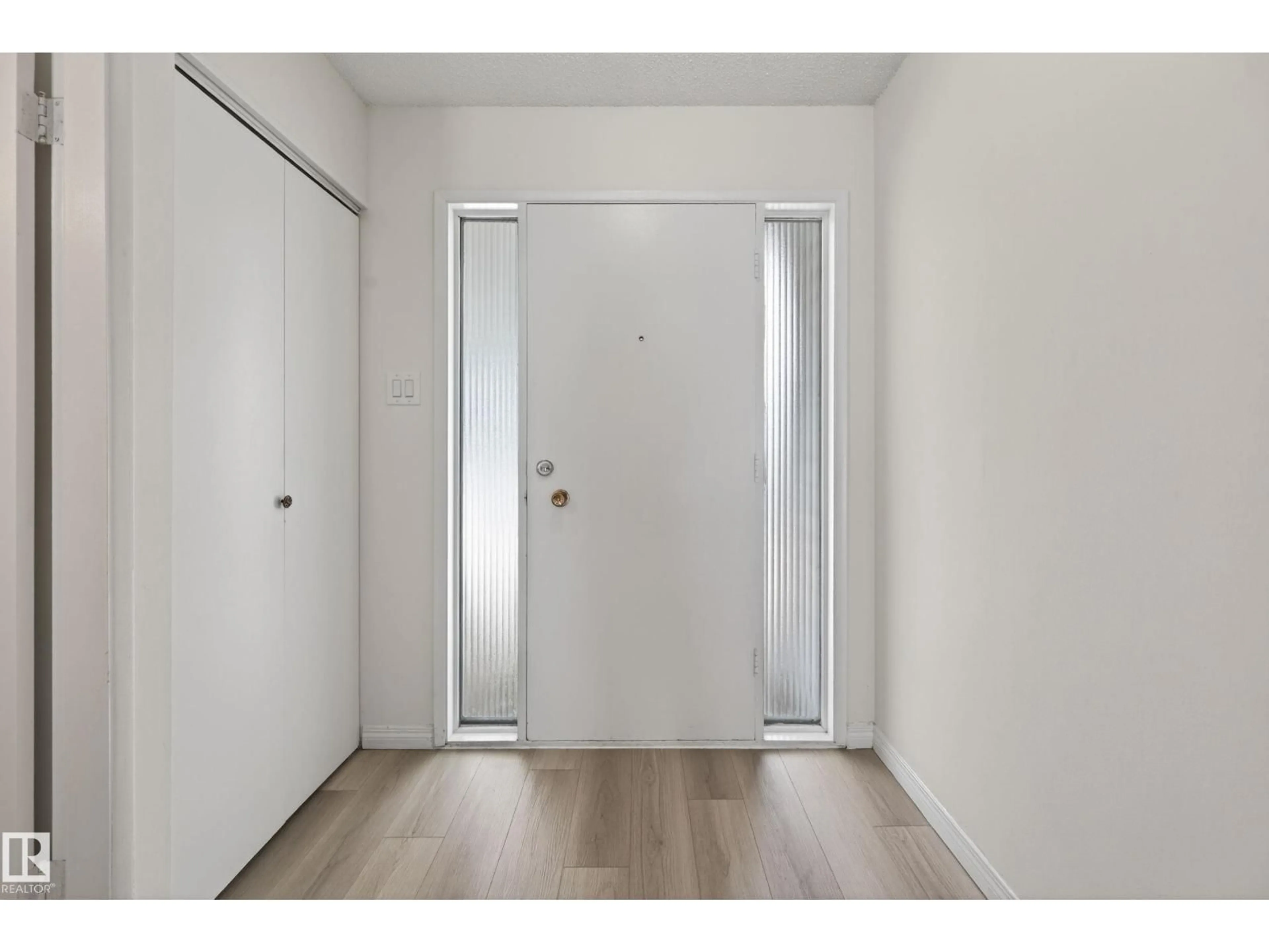 Indoor entryway for 156 LEE RIDGE RD, Edmonton Alberta T6K0M9