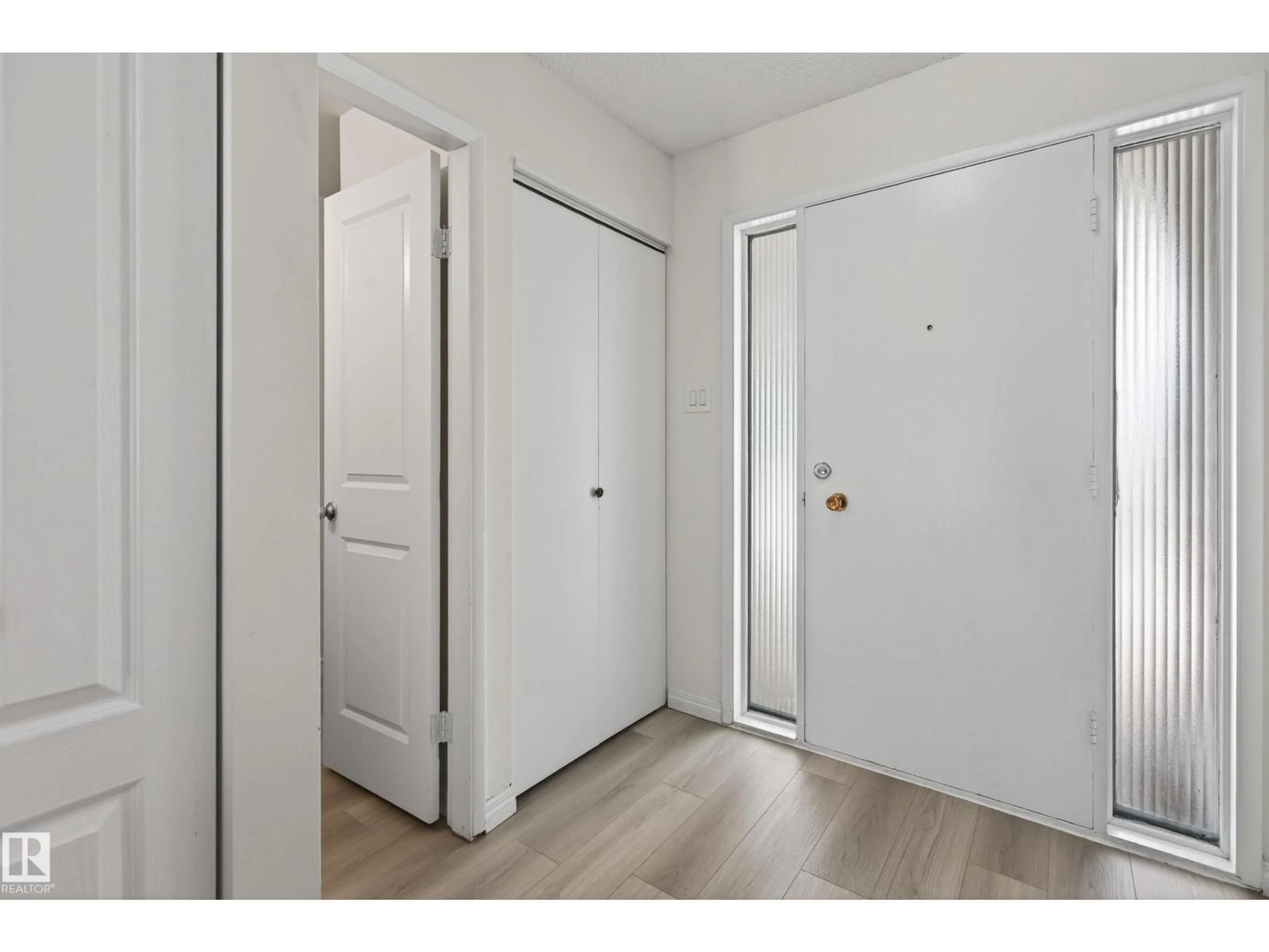 Indoor entryway for 156 LEE RIDGE RD, Edmonton Alberta T6K0M9