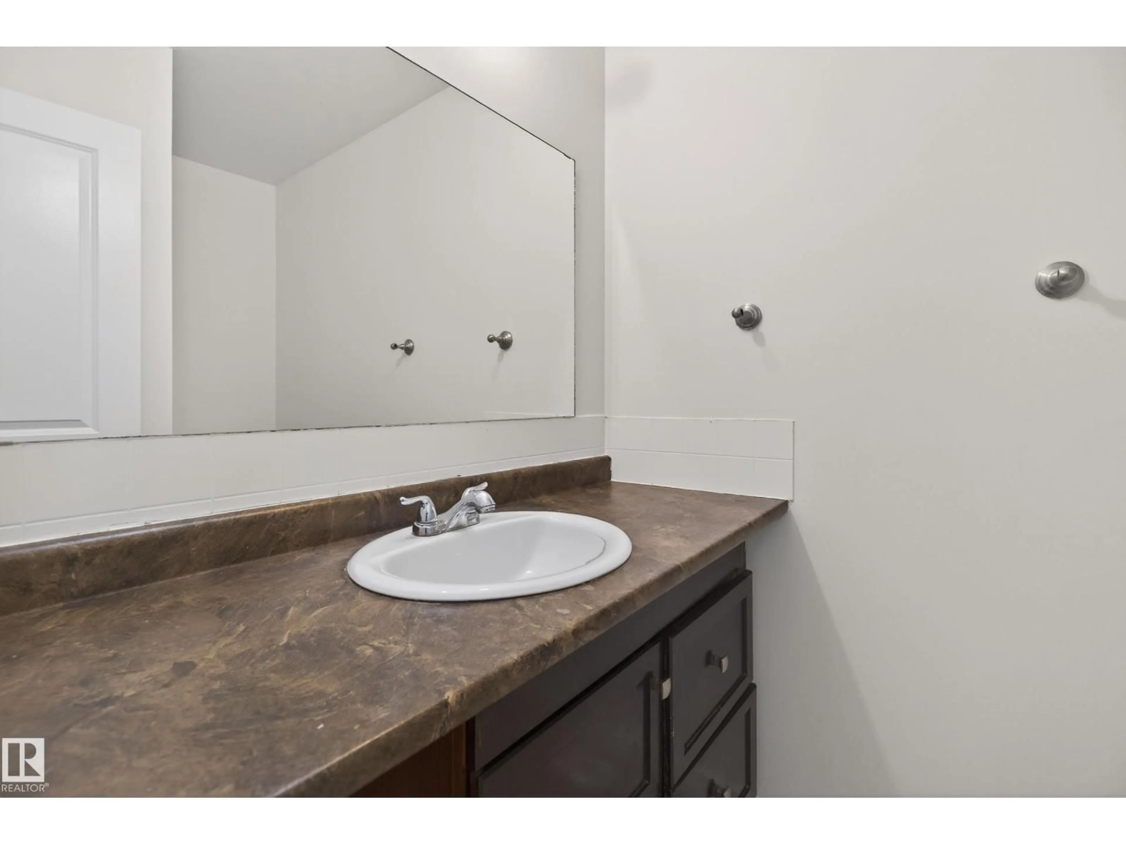 Standard bathroom, ceramic/tile floor for 156 LEE RIDGE RD, Edmonton Alberta T6K0M9
