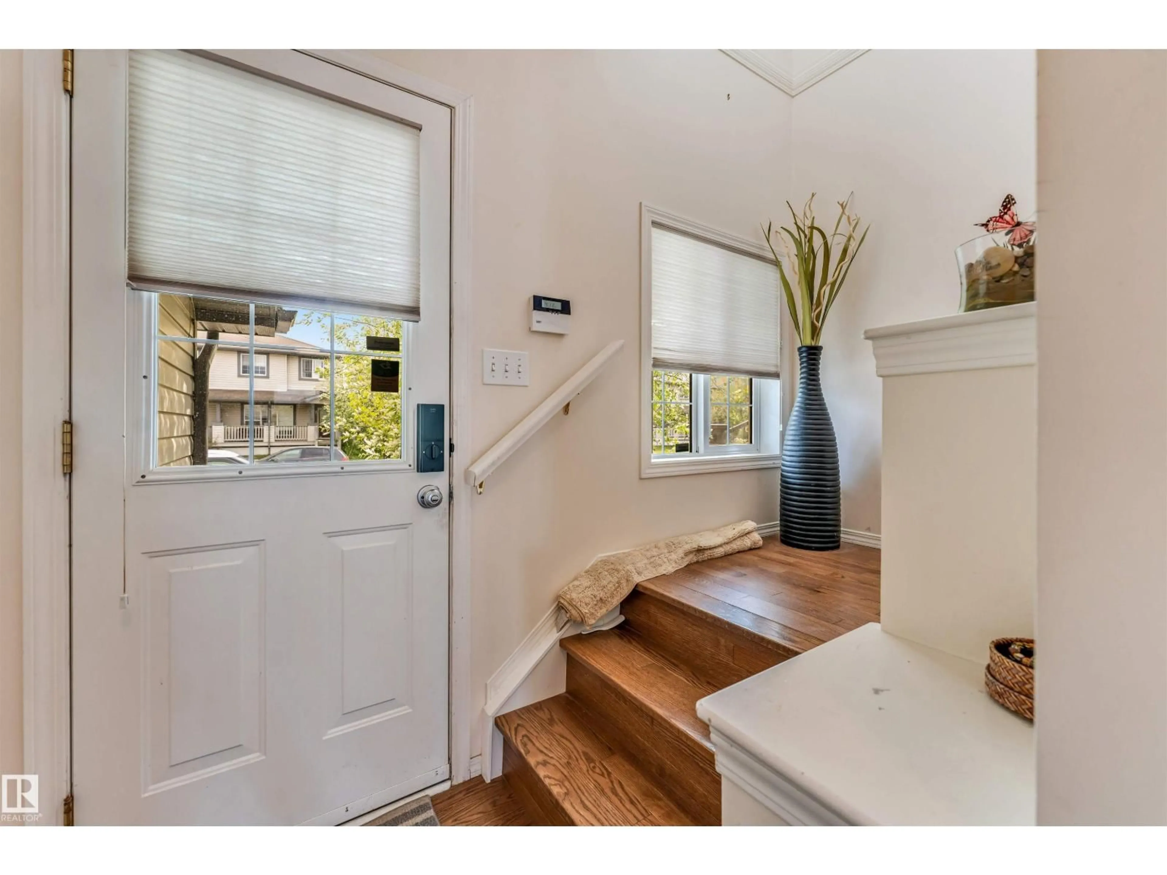 Indoor entryway for 3032 31 AV, Edmonton Alberta T6T1X4