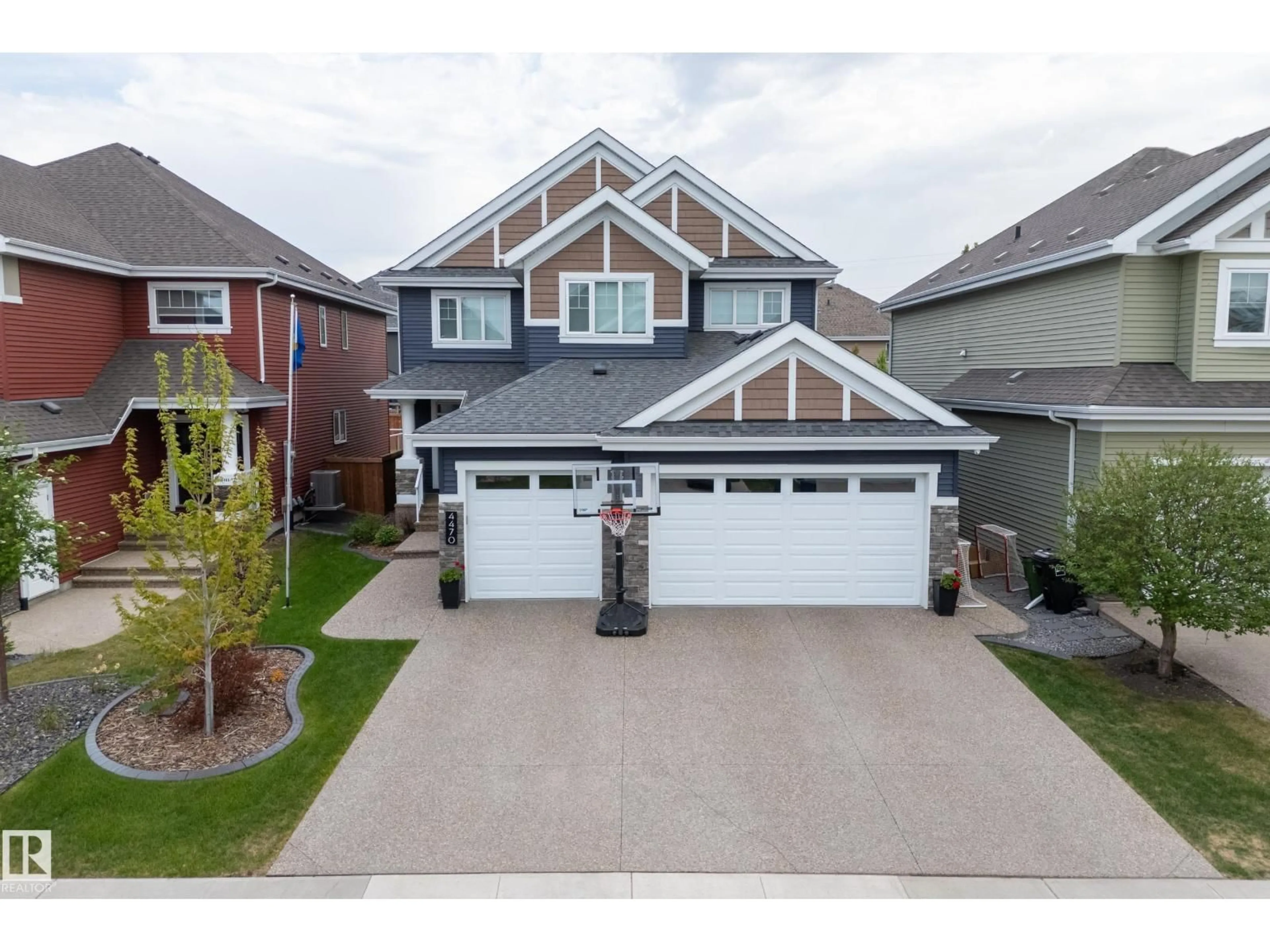 A pic from outside/outdoor area/front of a property/back of a property/a pic from drone, street for 4470 SUZANNA CR, Edmonton Alberta T6X0Y5