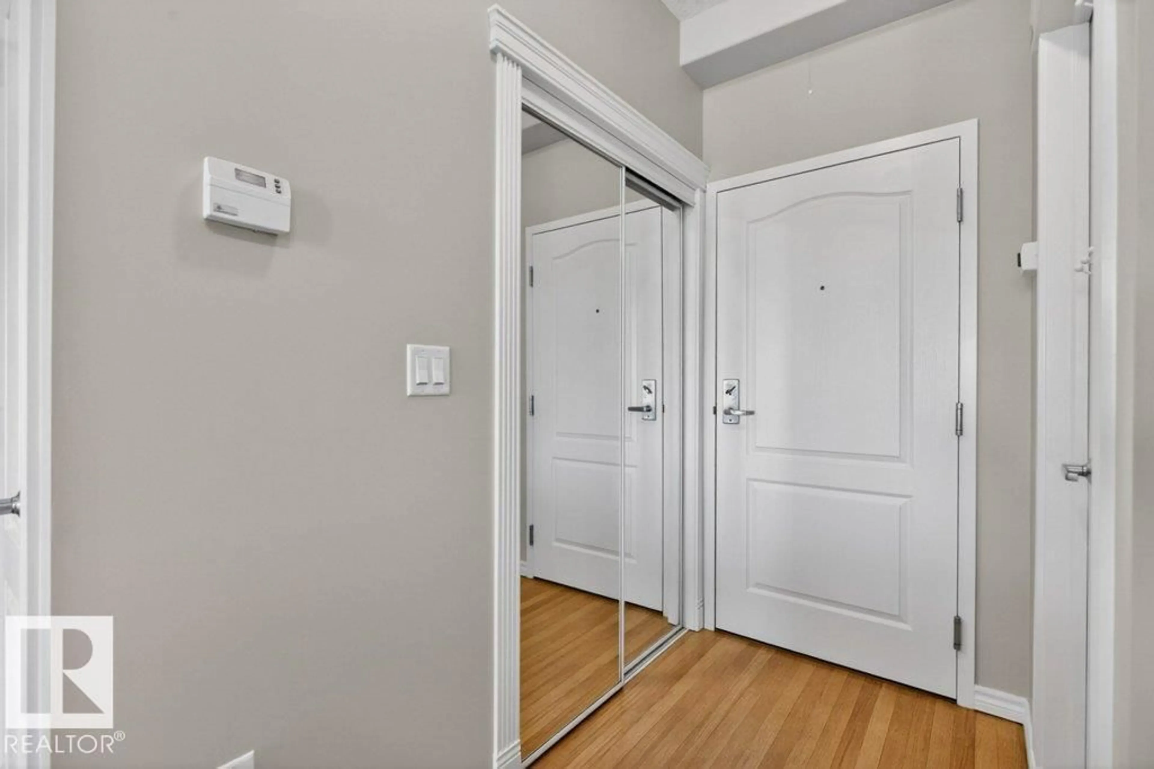 Indoor entryway for 360 2750 55 ST NW, Edmonton Alberta T6L7H5