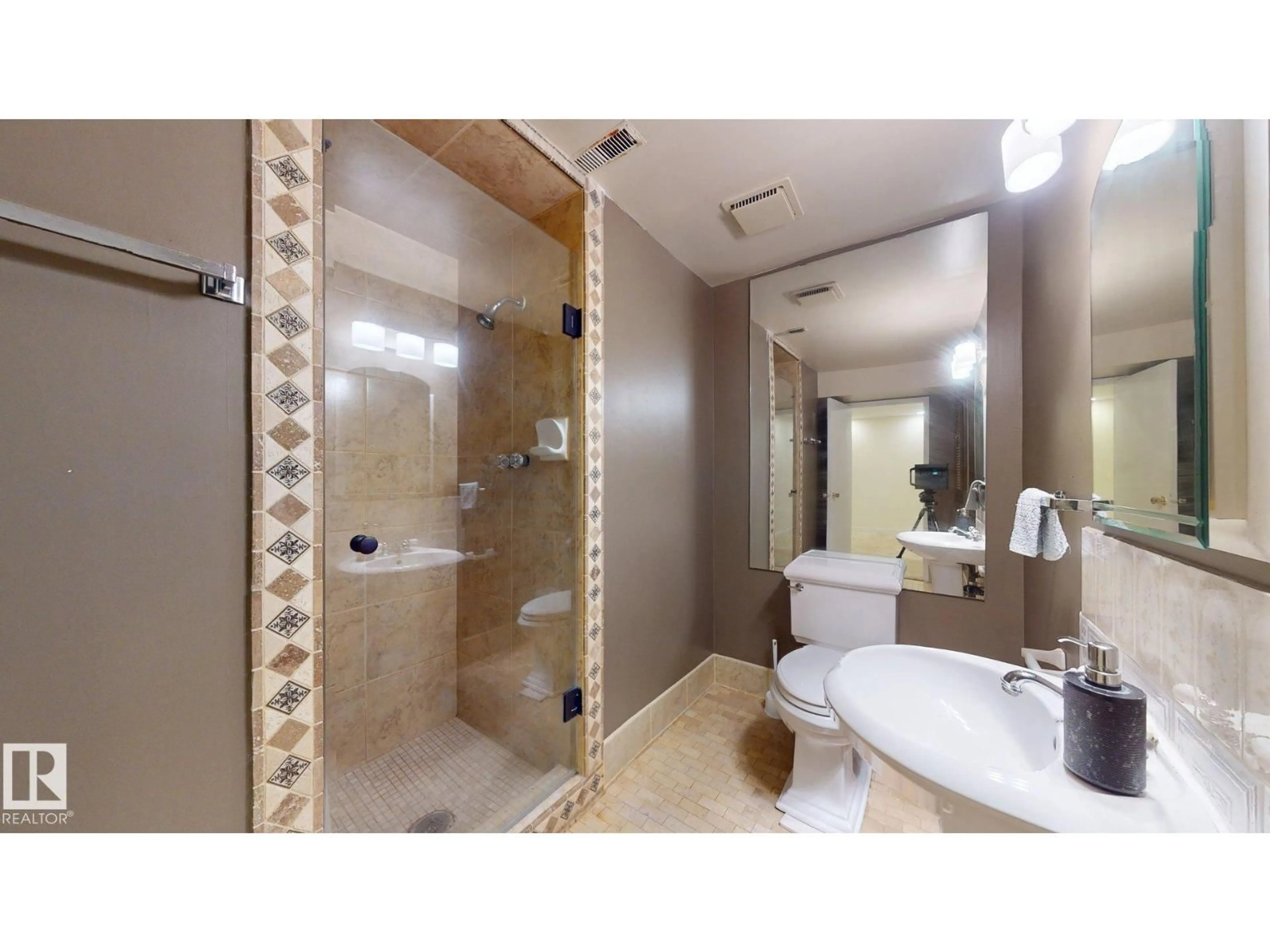 Standard bathroom, ceramic/tile floor for NW - 12812 45 ST, Edmonton Alberta T5A2K4
