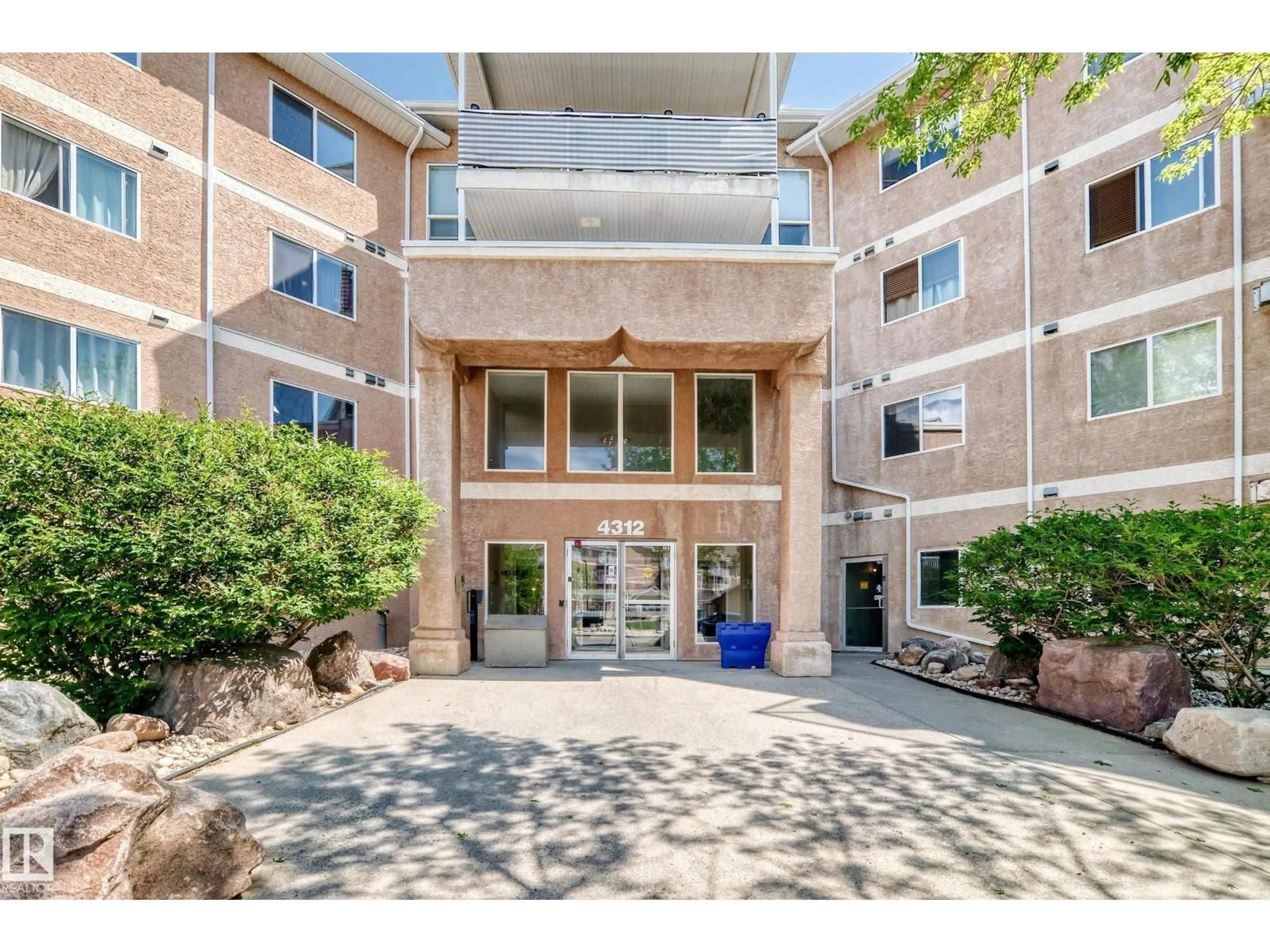 Indoor foyer for 220 4312 139 AV NW, Edmonton Alberta T5Y3J4