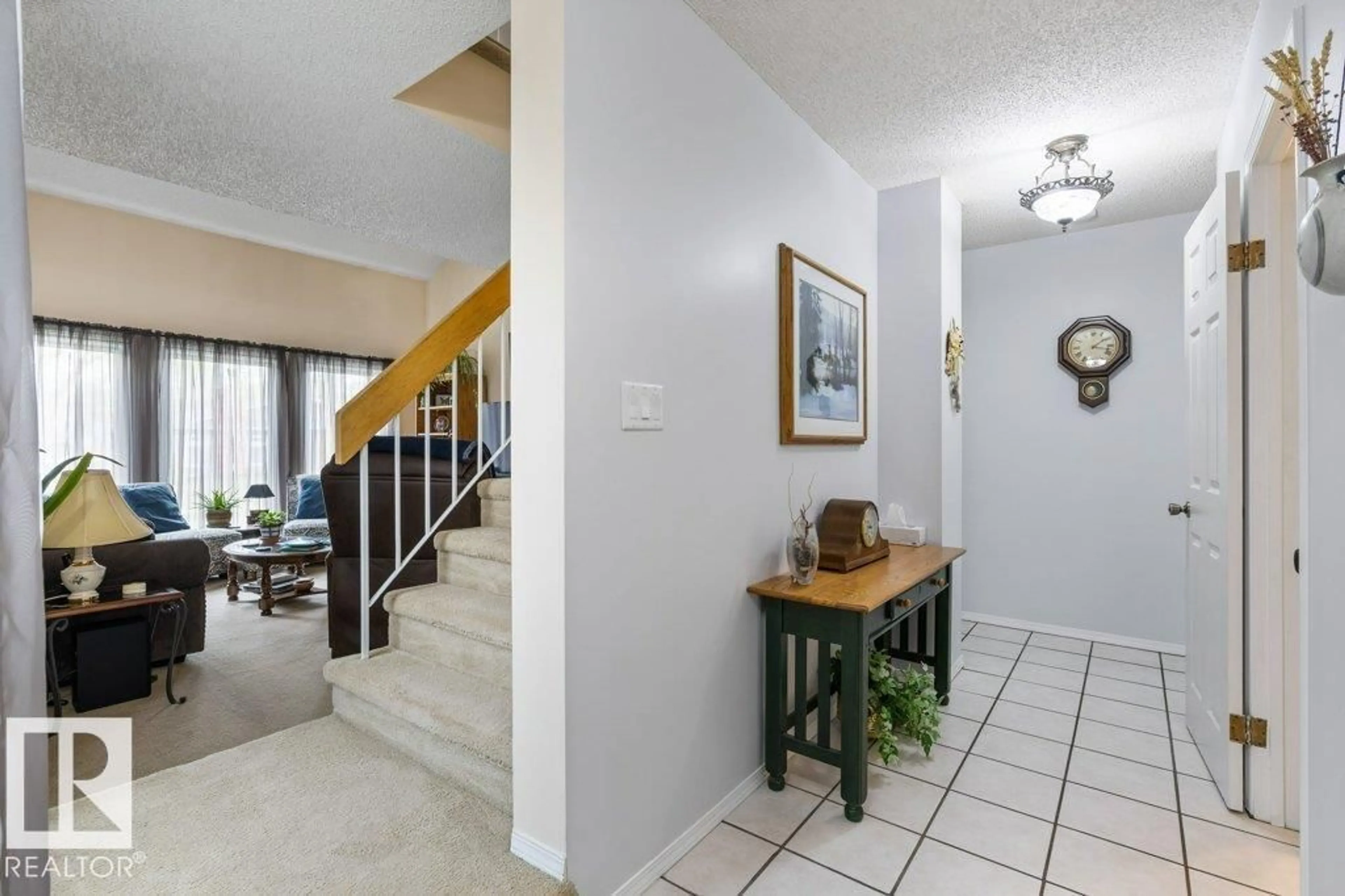 Indoor foyer for 5 PINERIDGE CR, St. Albert Alberta T8N4P3
