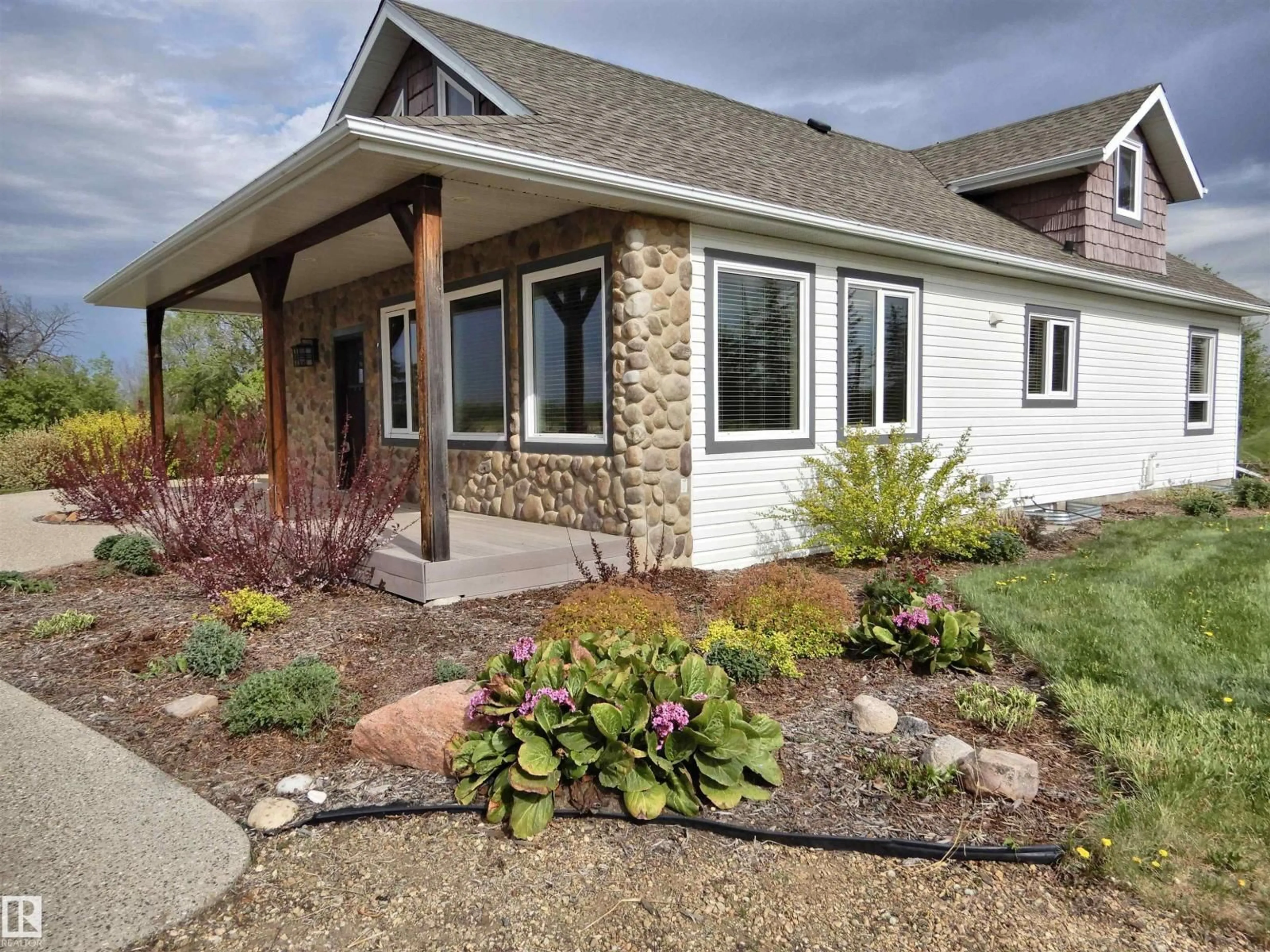 Home with vinyl exterior material, unknown for 26317 TWP ROAD 552, Rural Sturgeon County Alberta T8R1T4