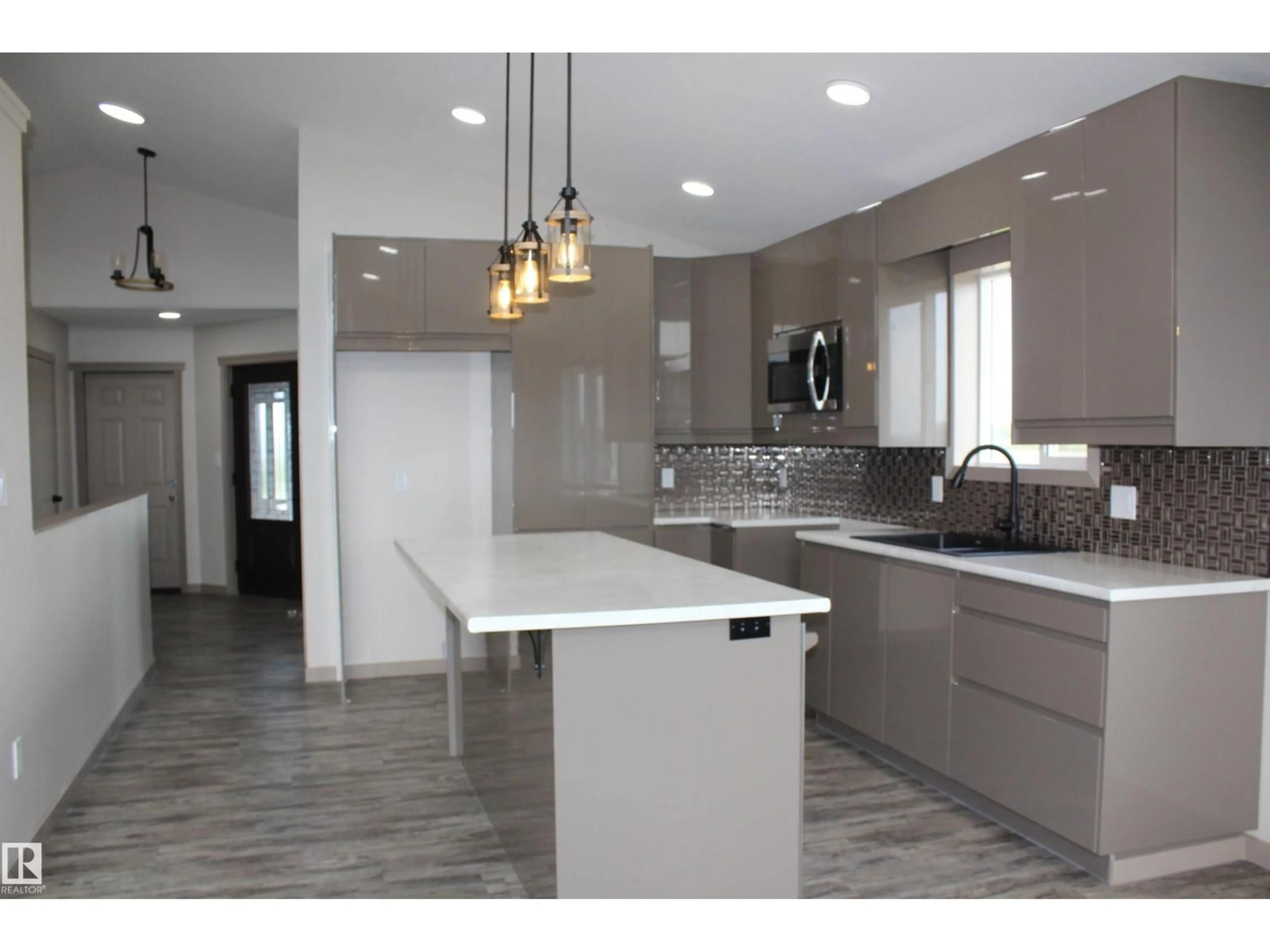 Open concept kitchen, ceramic/tile floor for 1 WHITETAIL WY, Mundare Alberta T0B3H0