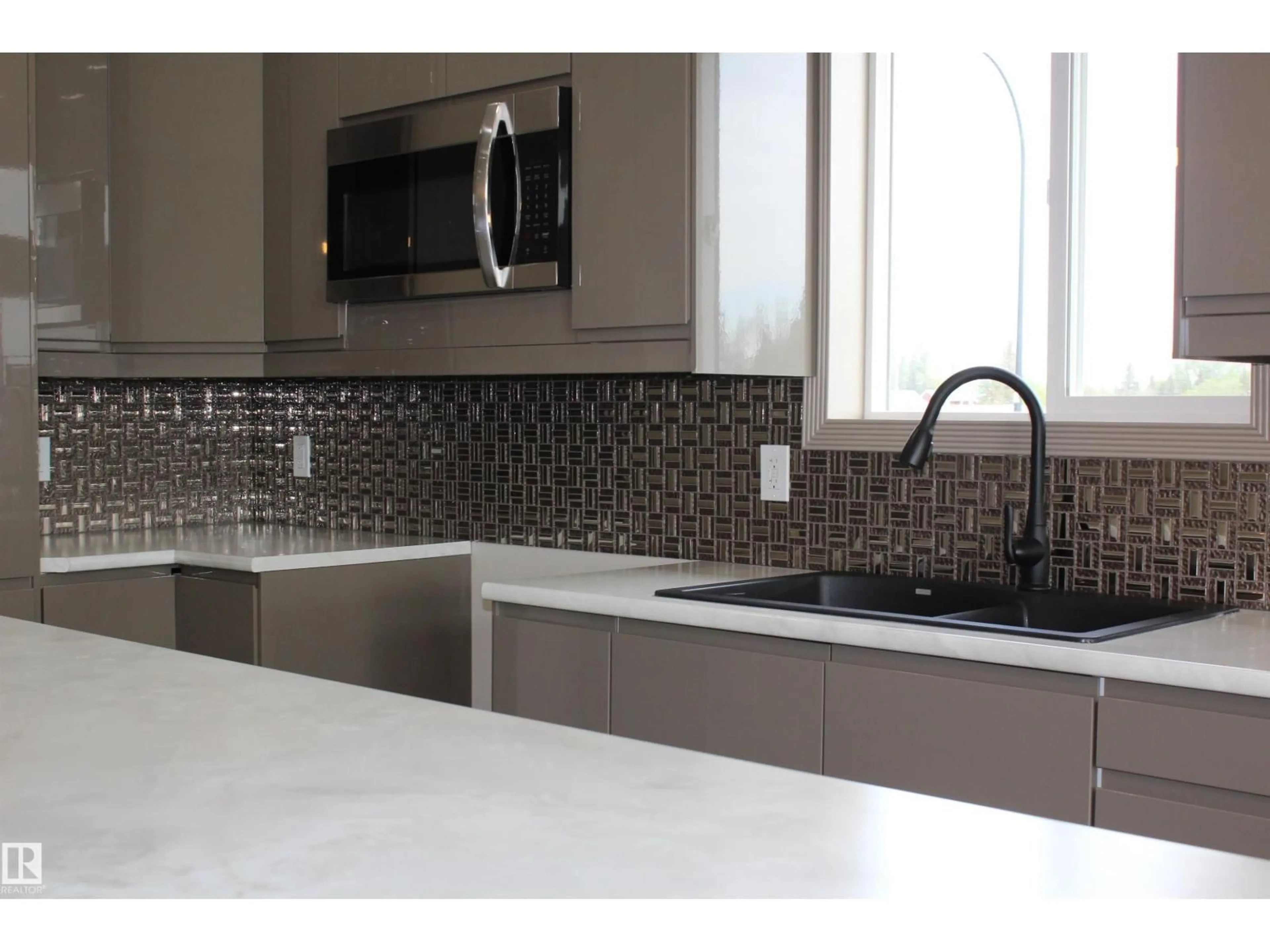 Contemporary kitchen, ceramic/tile floor for 1 WHITETAIL WY, Mundare Alberta T0B3H0