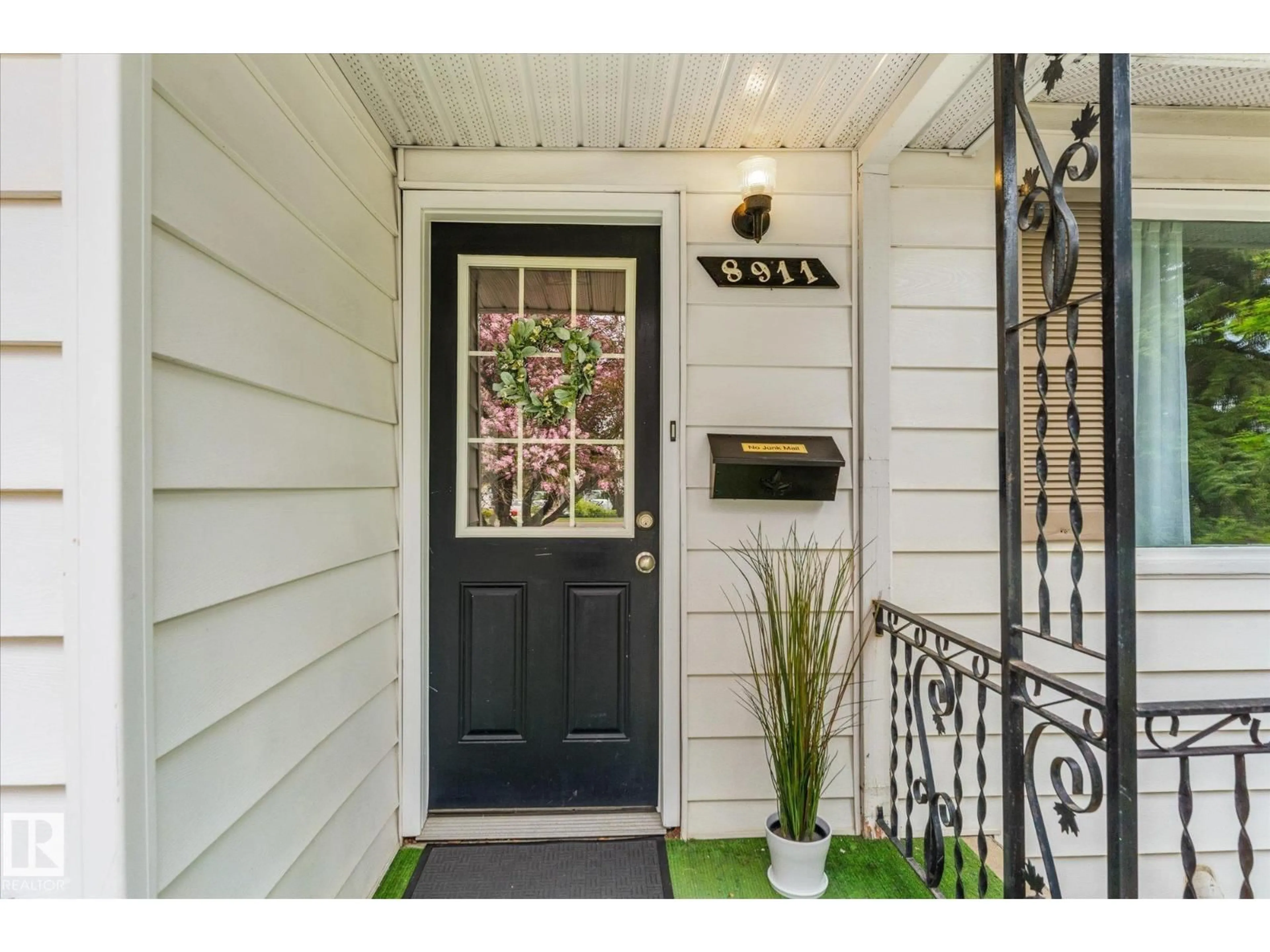 Indoor entryway for 8911 149 ST, Edmonton Alberta T5R1B7