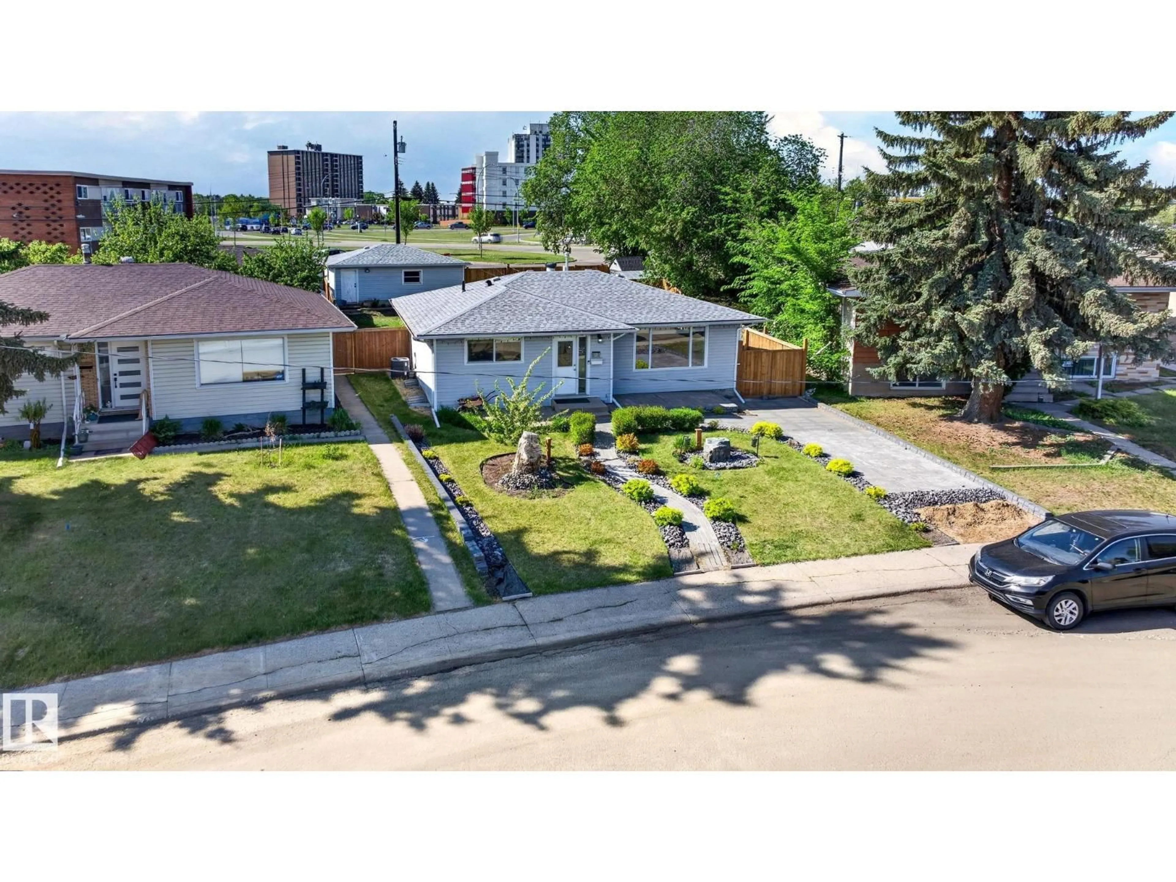 A pic from outside/outdoor area/front of a property/back of a property/a pic from drone, street for NW - 6008 97A AV, Edmonton Alberta T6B1E3