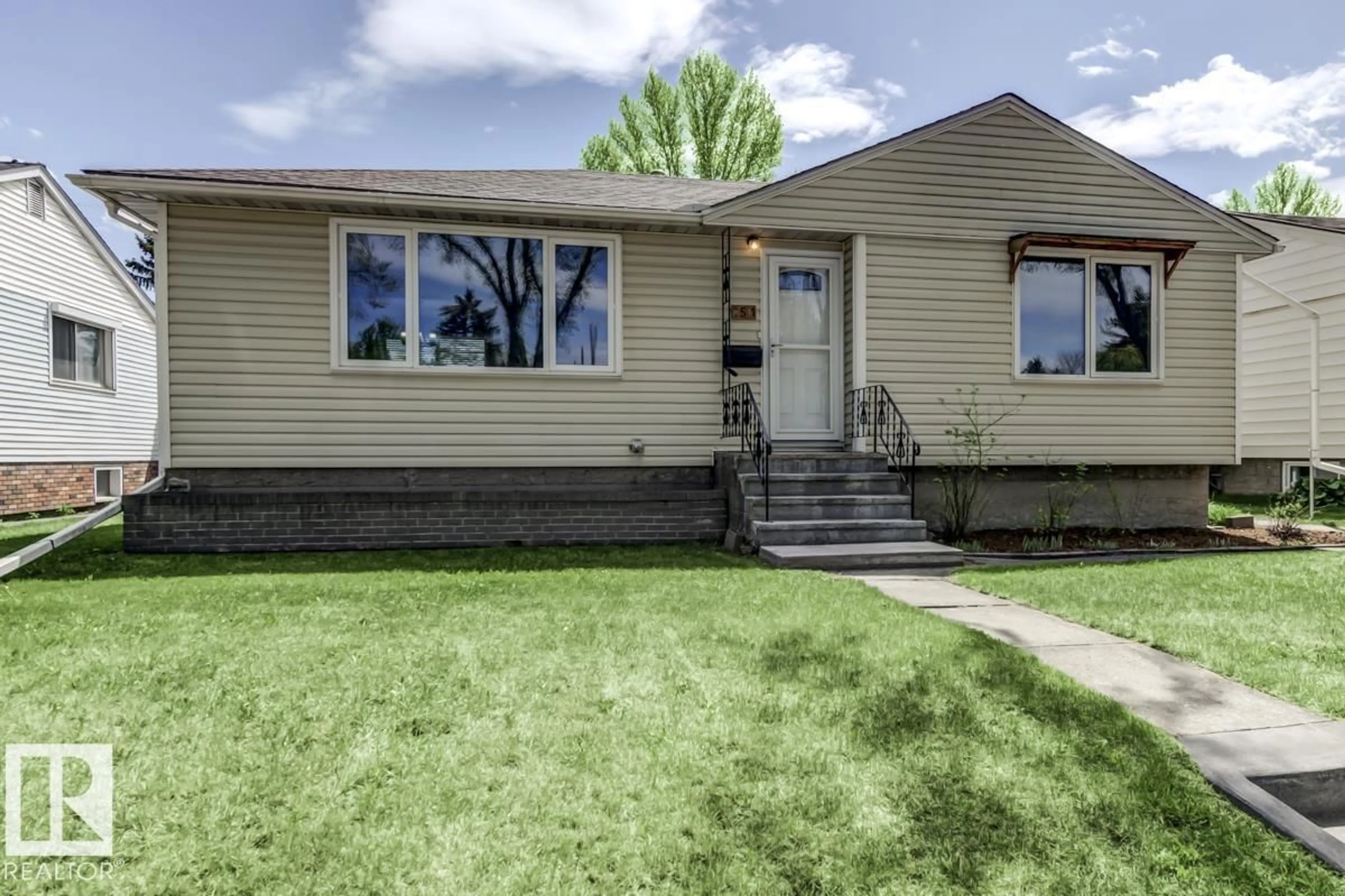 Home with vinyl exterior material, street for 8511 64 AV, Edmonton Alberta T6E0H1