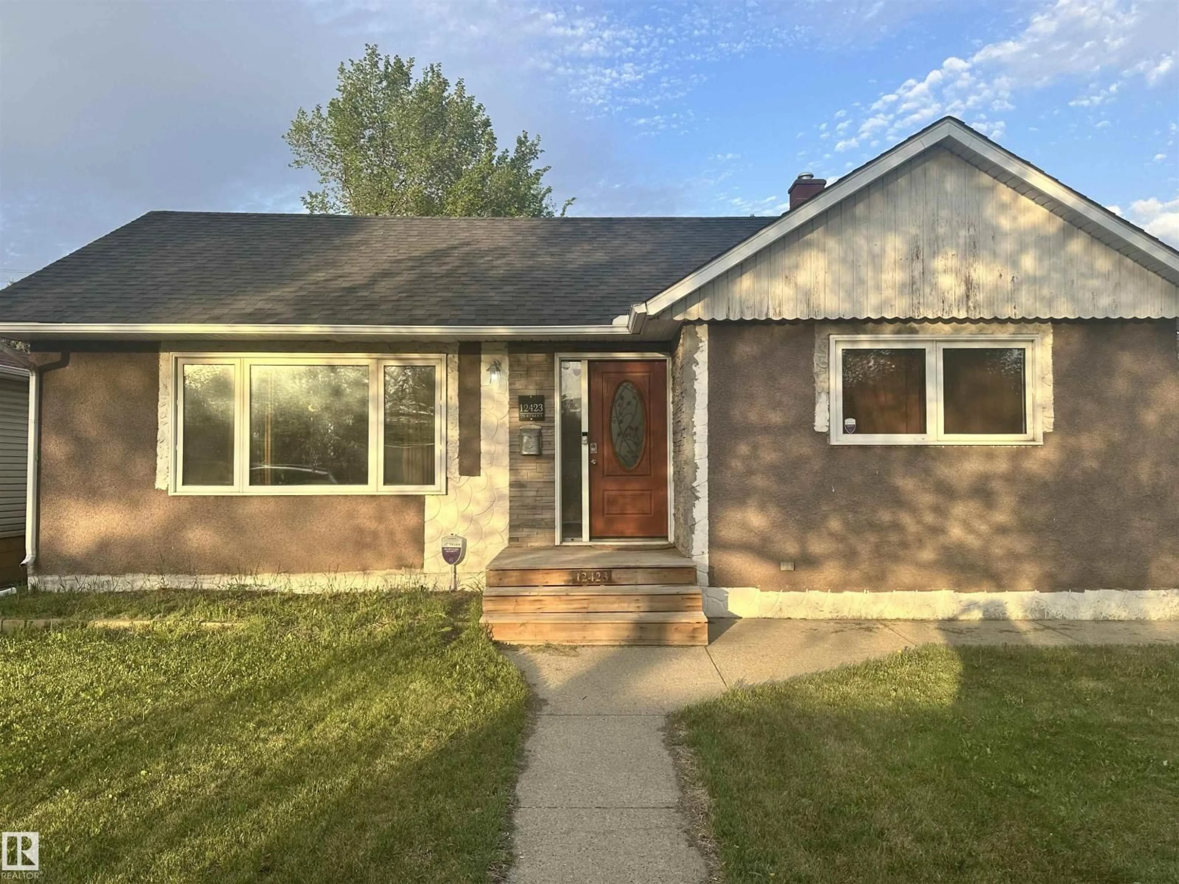 Home with vinyl exterior material, street for NW - 12423 75 ST, Edmonton Alberta T6W1T8