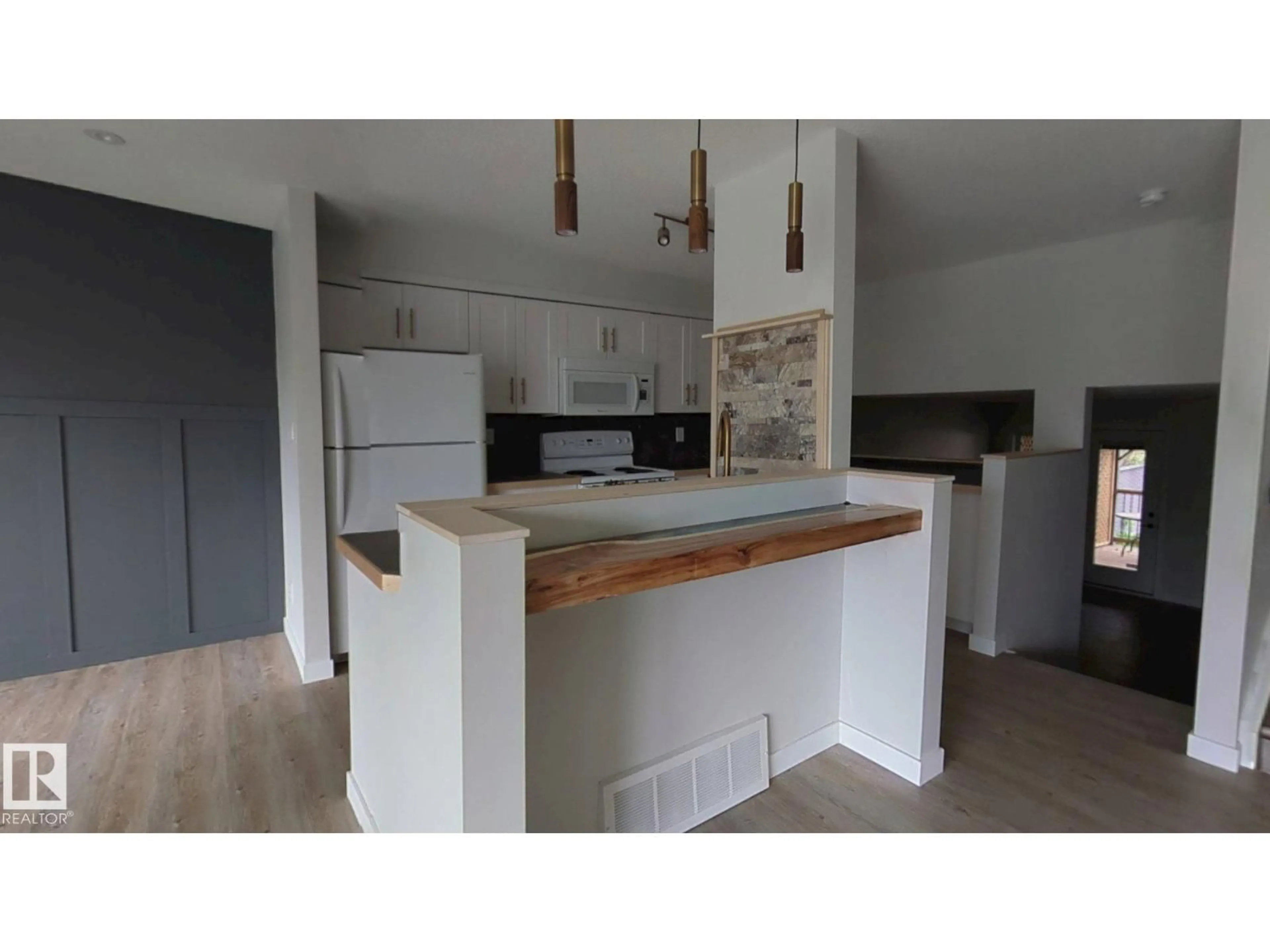 Open concept kitchen, wood/laminate floor for 703 GRANDIN DR, Morinville Alberta T8R1K2