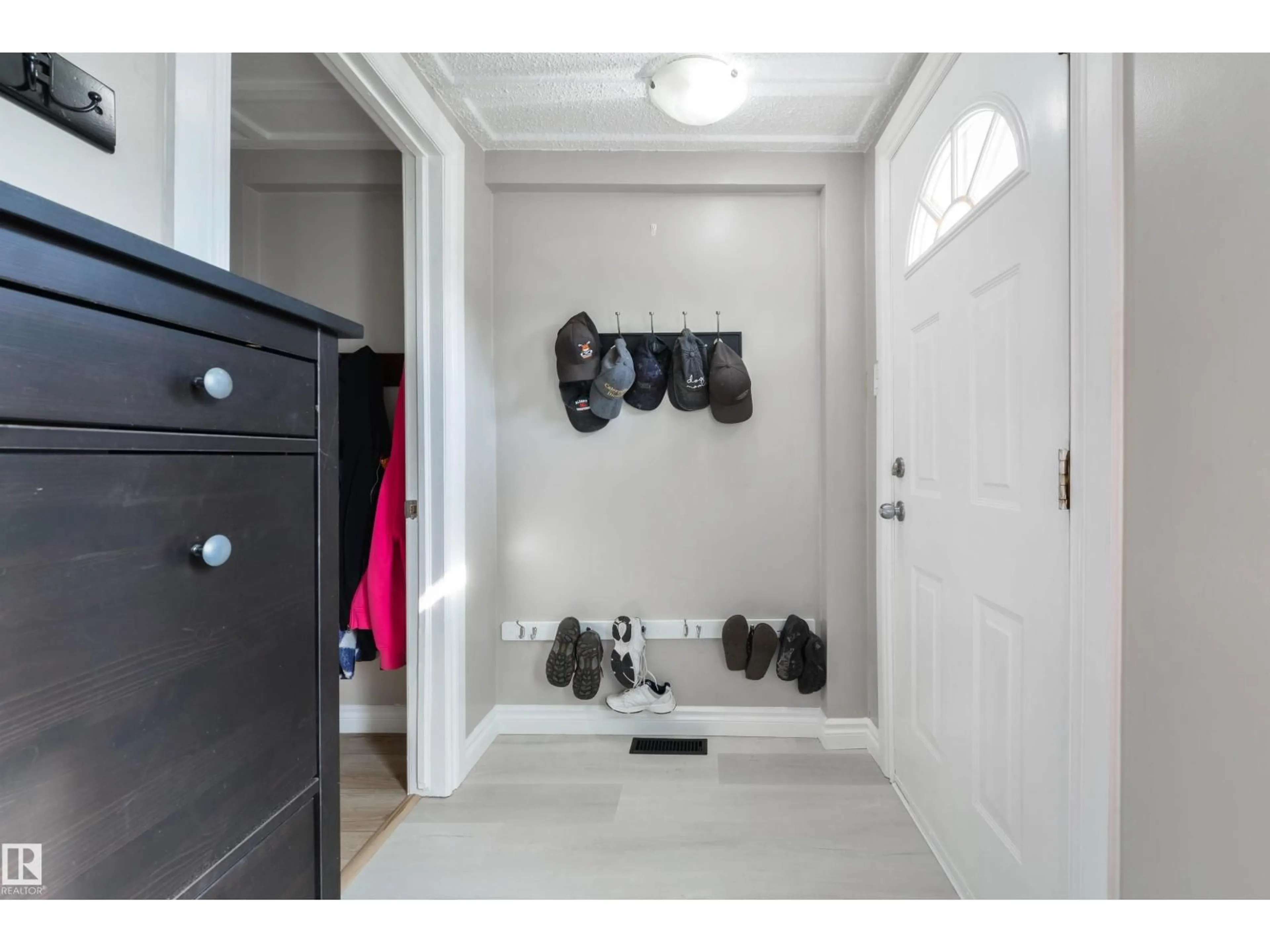 Indoor entryway for 15 POST RD, Edmonton Alberta T6P1E5