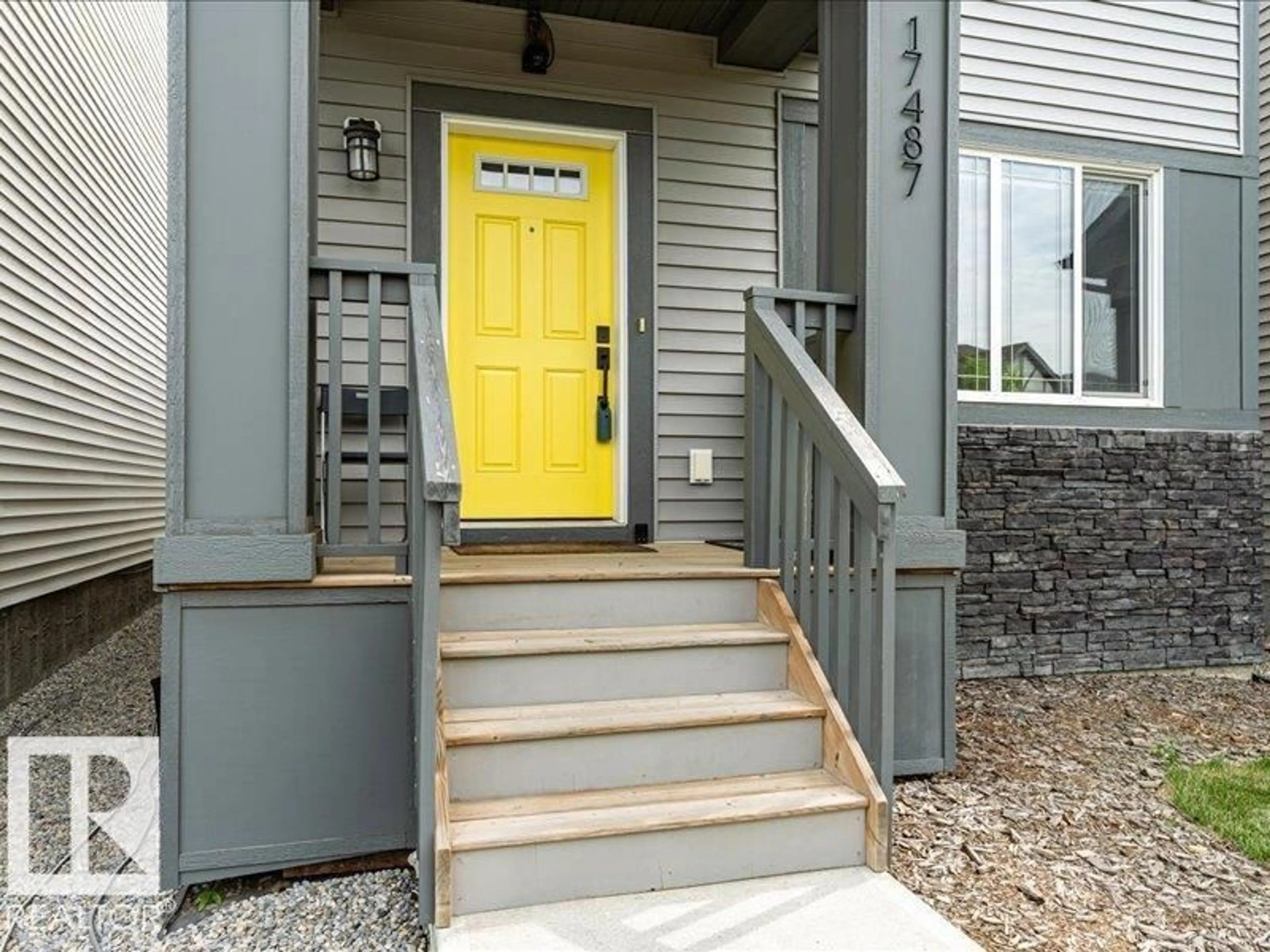 Indoor entryway for NW - 17487 77 ST, Edmonton Alberta T5Z0R4