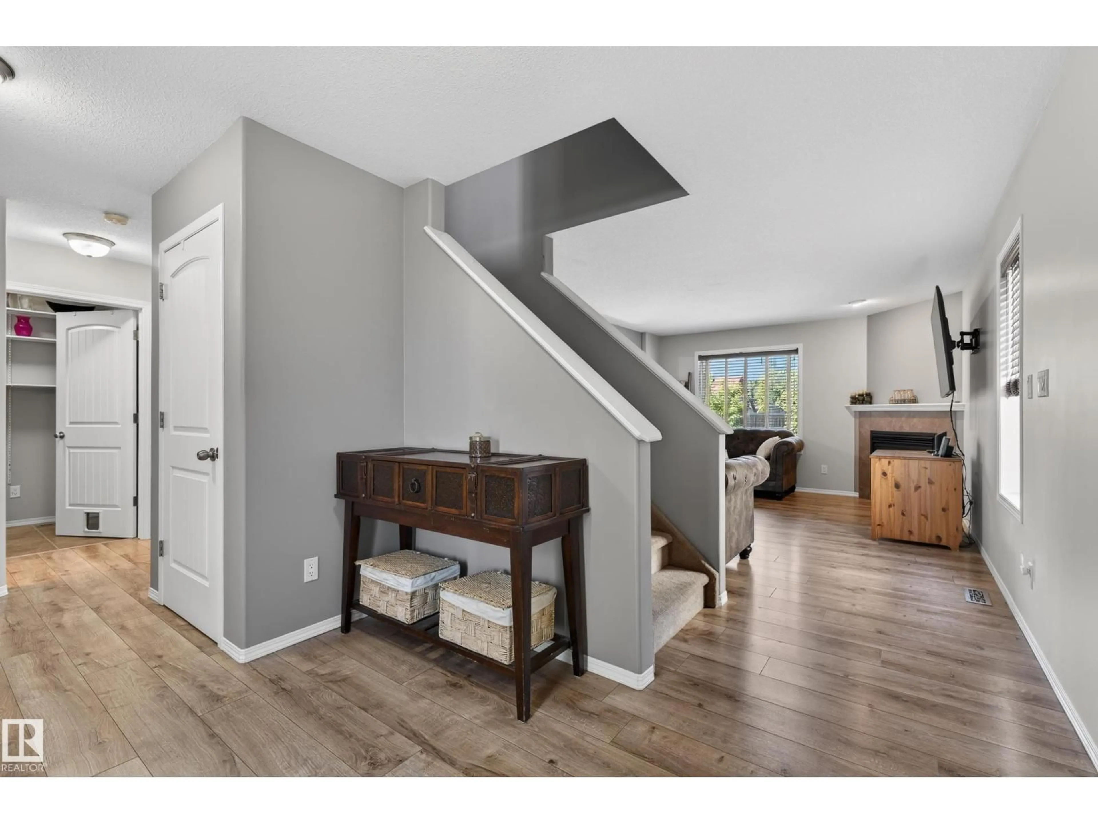 Indoor entryway for 988 REGENCY DR, Sherwood Park Alberta T8A2H4
