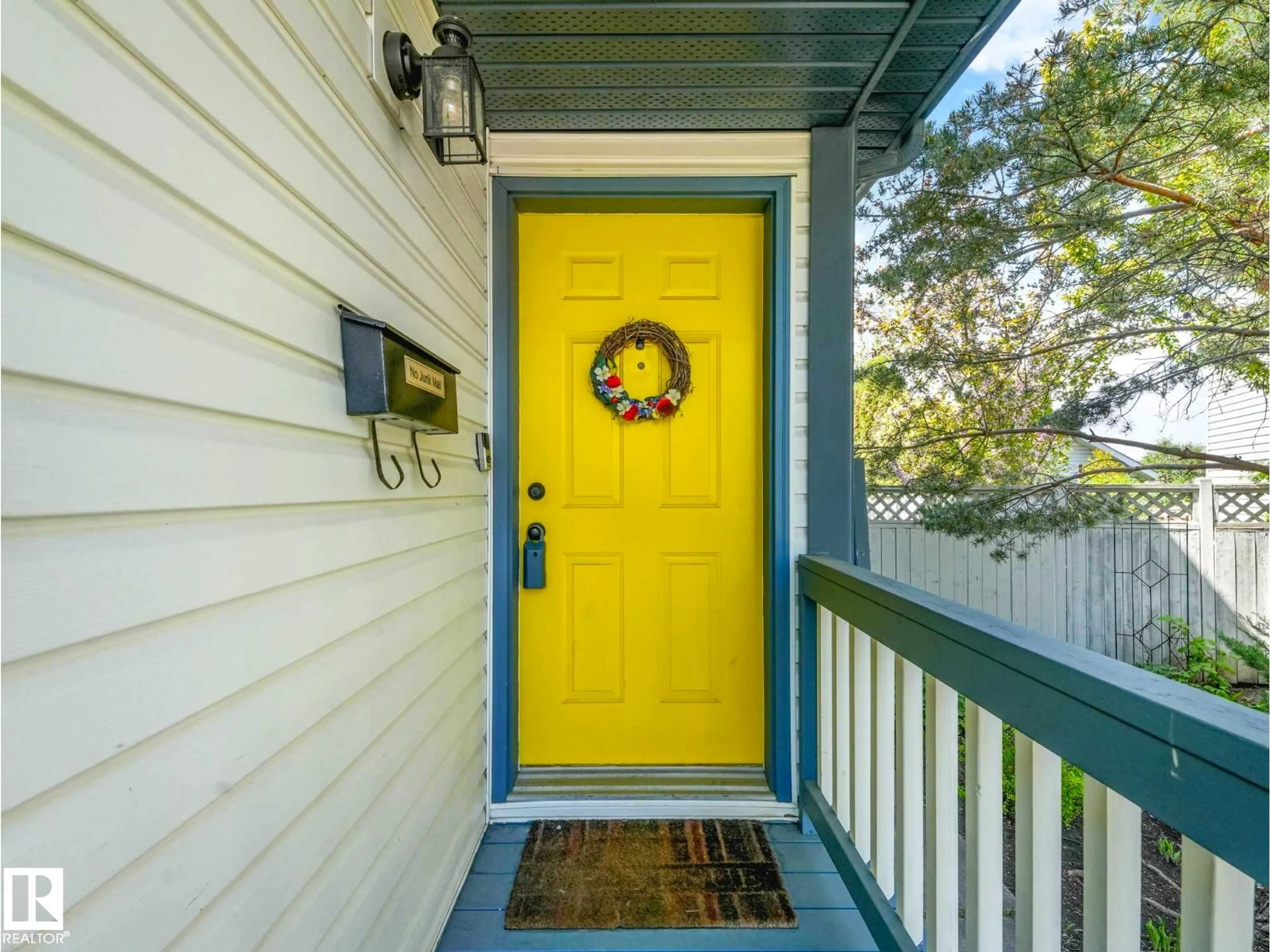 Indoor entryway for 15052 133 ST NW, Edmonton Alberta T6V1K9